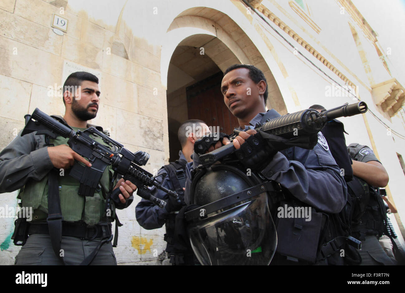 Jérusalem, Jérusalem, territoire palestinien. 12 octobre, 2015. Des policiers israéliens sécuriser la visite du député israélien et président du parti du centre, Atid Yair Lapid, au Lion Gate dans la vieille ville de Jérusalem le 12 octobre 2015, il visite les forces de sécurité israéliennes à l'endroit après jours de tensions entre Israéliens et Palestiniens. Dans le dernier coup de poignard, un Arabe a attaqué un policier avec un couteau à une entrée de la vieille ville de Jérusalem et a été abattu par les forces de sécurité Crédit : Mahfouz Abu Turk/APA/Images/fil ZUMA Alamy Live News Banque D'Images