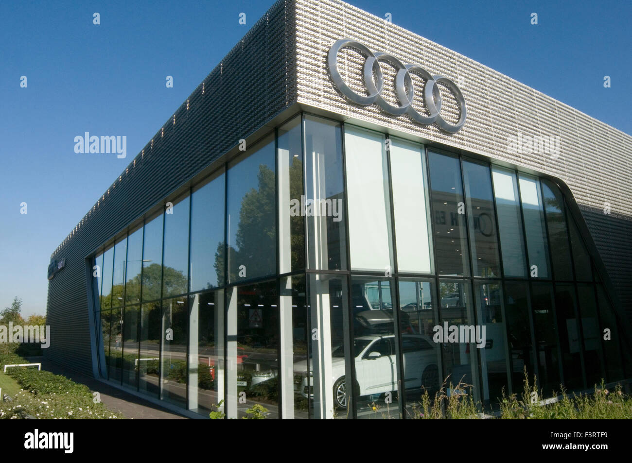 Audi dealer dealership showroom voiture voitures Volkswagen prestige allemand marque premium Banque D'Images
