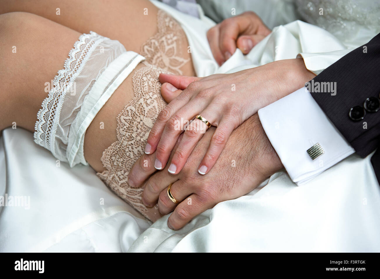 Couple marié avec anneaux et porte-jarretelles Photo Stock - Alamy