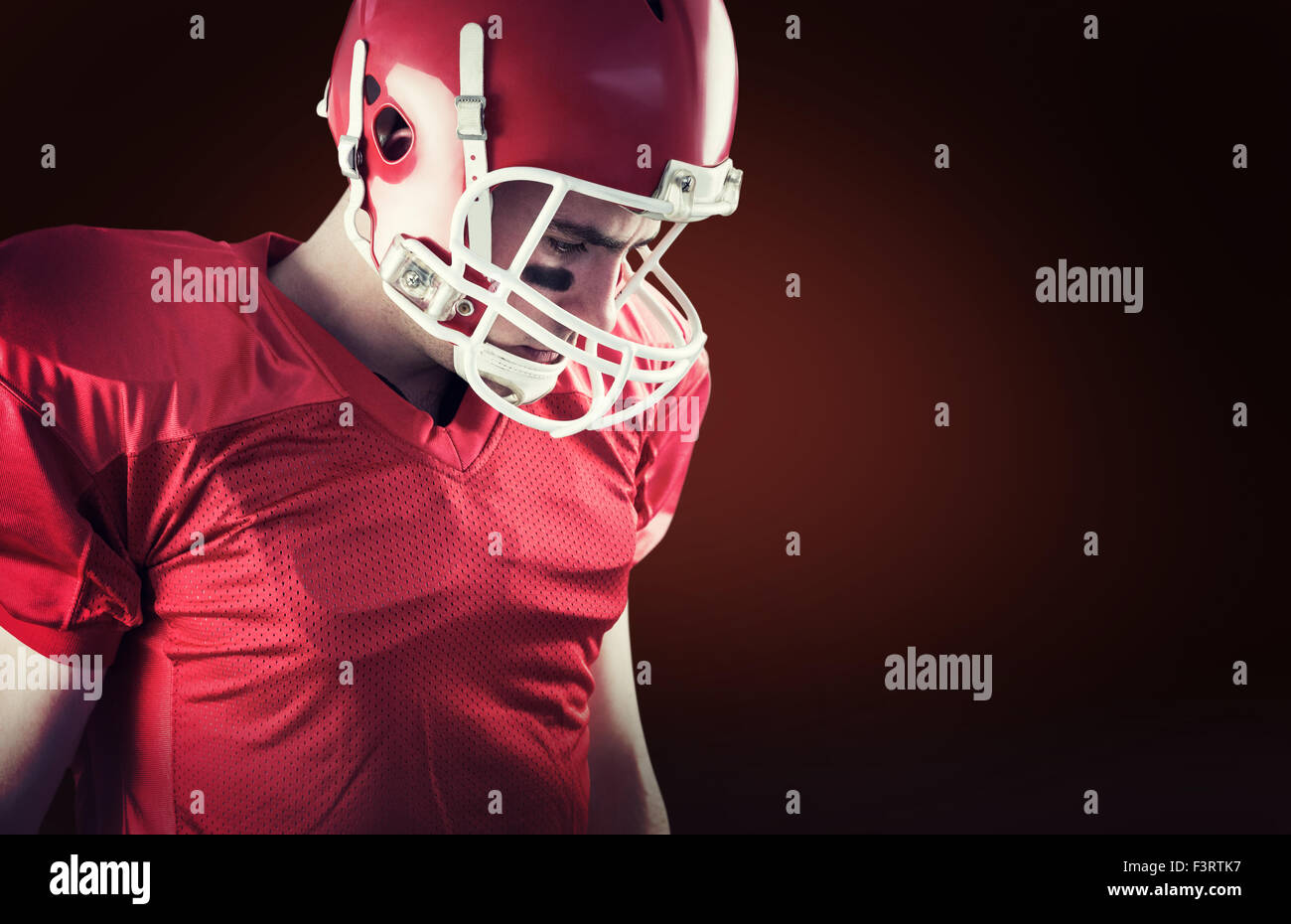 Image composite de joueur de football américain en tenant son casque sur la tête. Banque D'Images