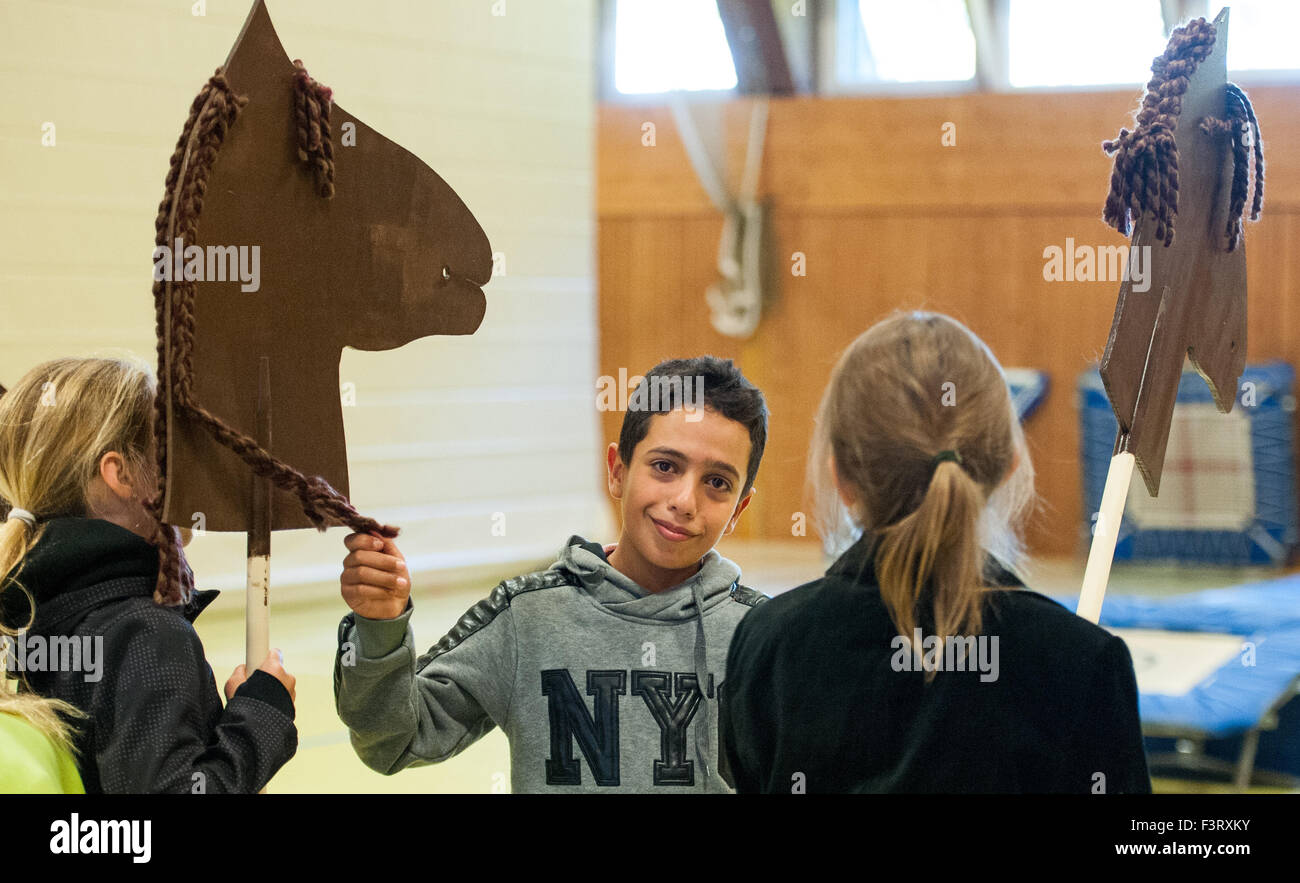 Dahlem, Allemagne. 12 octobre, 2015. 10-year-old Ahmed de la Syrie répète pour une pièce de théâtre au pensionnat de Marienau Dahlem, Allemagne, 12 octobre 2015. L'internat dans le district de Lueneburg a prises dans trois réfugiés d'une famille de la Syrie. Les étudiants et les professeurs ont pris position sous la devise 'Nous voulons être sujet de nous-mêmes." Photo : PHILIPP SCHULZE/dpa/Alamy Live News Banque D'Images