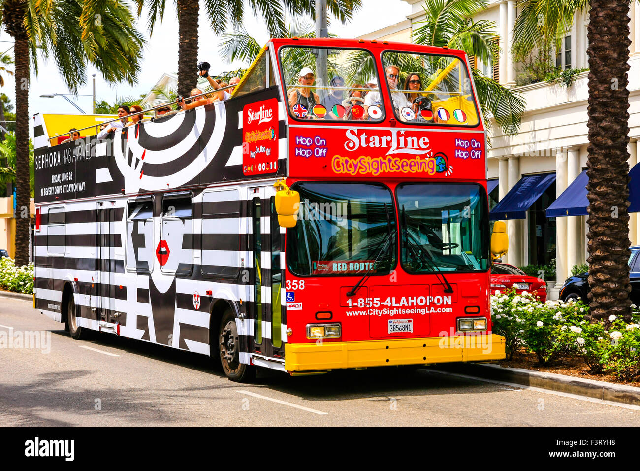 Monde connu Hop on hop off bus City sightseeing sur Rodeo Drive à Beverly Hills, en Californie Banque D'Images