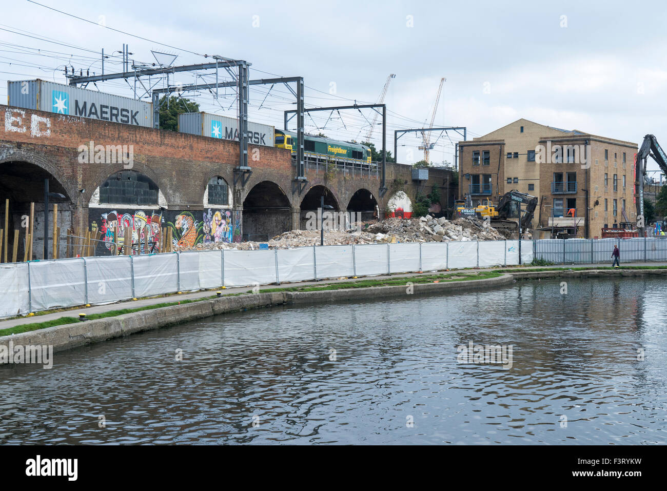 Octobre 2015 : les travaux de construction de Camden Lock Village montrant un Freighliner train sur le viaduc Overground Banque D'Images
