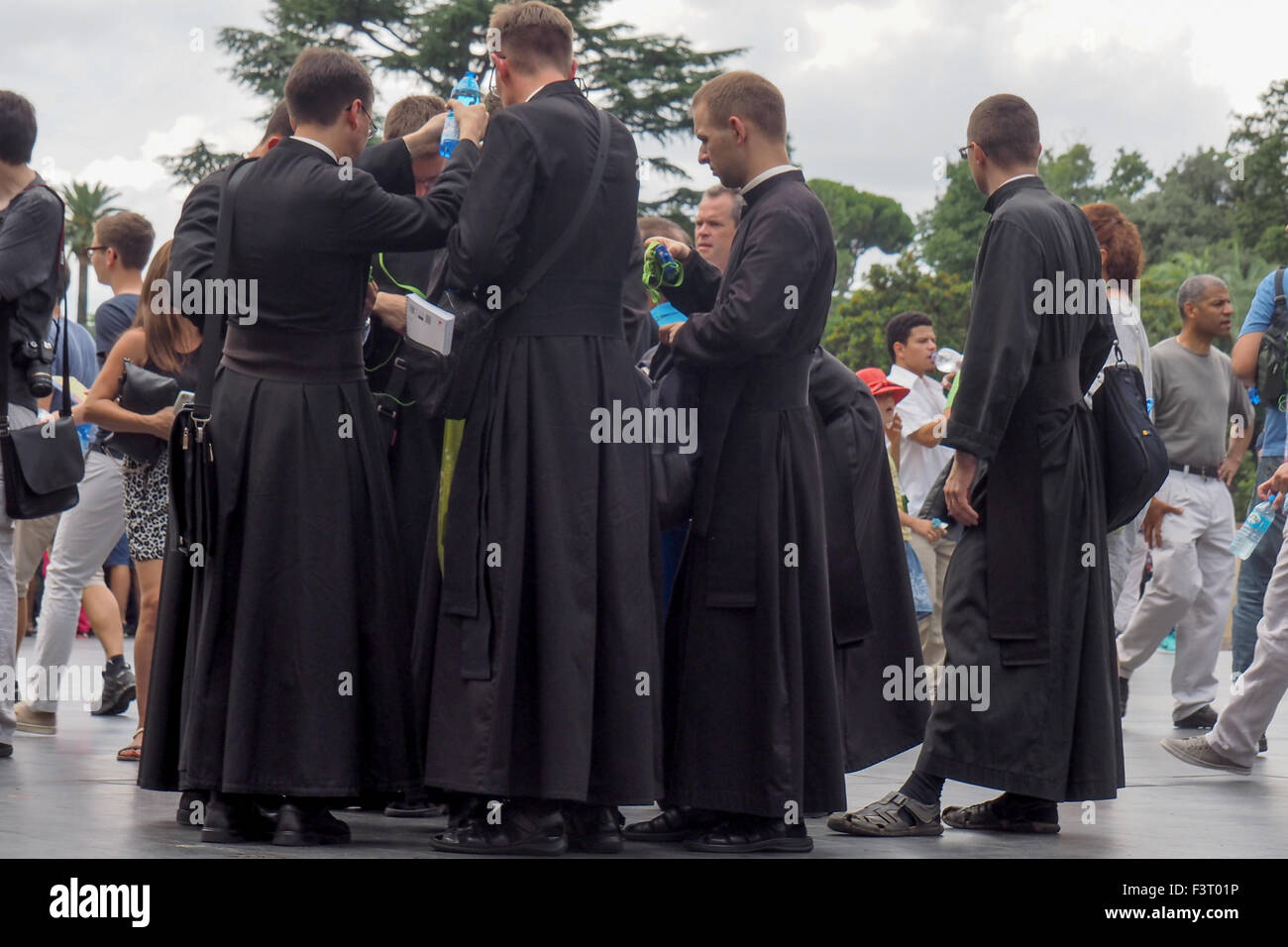 Un groupe de prêtres catholiques romains au cours d'un échange permanent dans le parc des Musées du Vatican. Banque D'Images