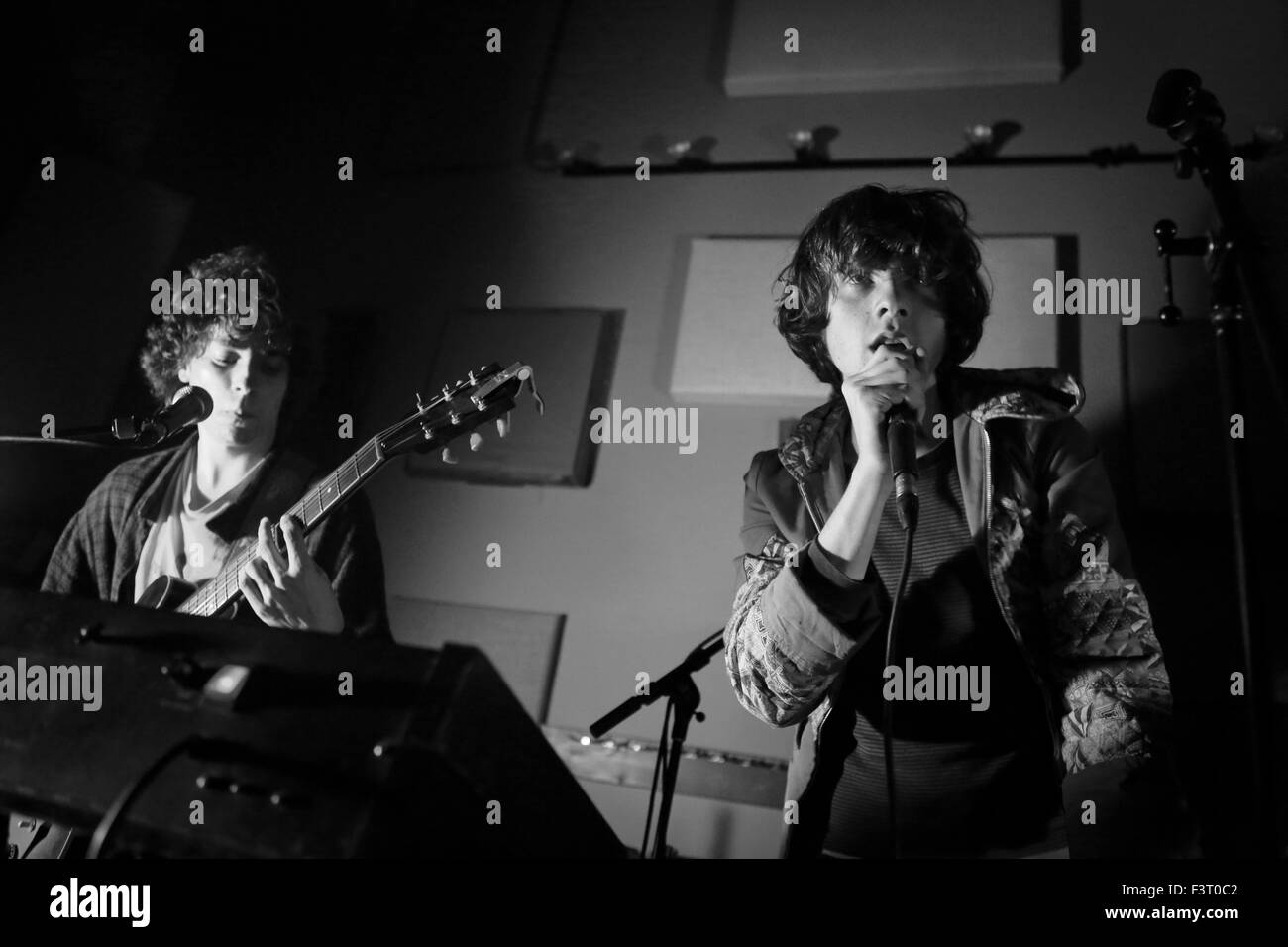 Foxygen @ Fédération de studio d'enregistrement. Bloomington, IN. 7DEC2012 à partir de Wikipedia : 'Foxygen est un duo rock américain formé à l'origine à Westlake Village, en Californie en 2005 par Jonathan Rado et Sam France, 'high school kids obsédé par le Brian Jonestown Massacre'.' Banque D'Images