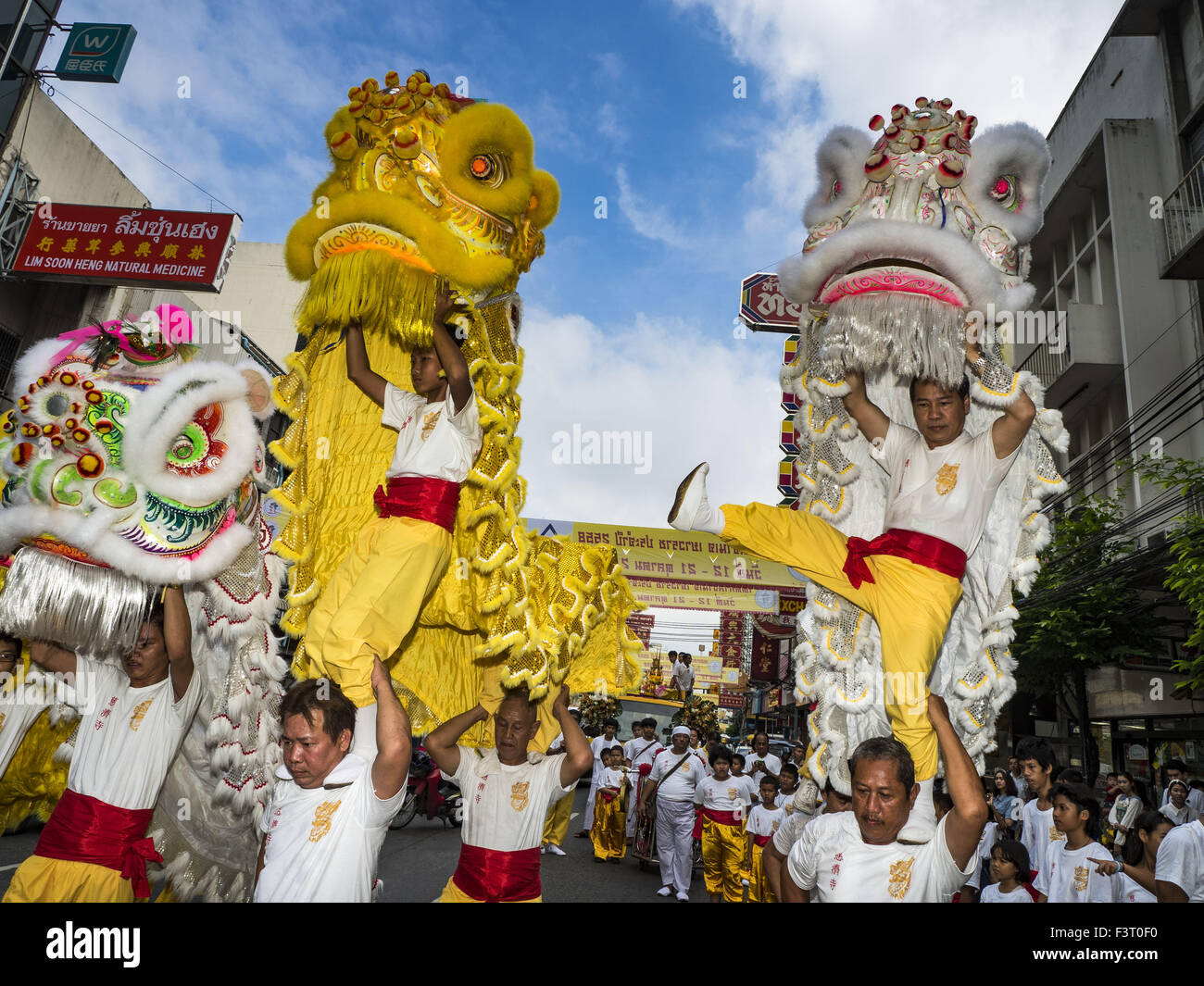 Bangkok, Bangkok, Thaïlande. 12 octobre, 2015. Les spectacles de danse du lion chinois sur Yaowarat Road le premier jour du festival végétarien dans le quartier chinois de Bangkok. Le festival est célébré dans toute la Thaïlande. C'est la version thaïlandaise de l'empereur les neuf dieux Festival, une célébration taoïste de neuf jours à compter de la veille du 9e mois lunaire du calendrier chinois. Credit : ZUMA Press, Inc./Alamy Live News Banque D'Images