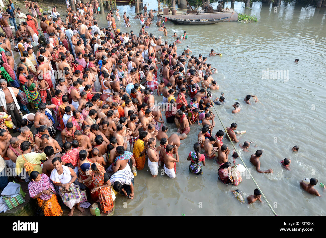 Rassemblement pour Tarpan - c'est un rituel hindou, le sacrement d'offrir de l'eau potable aux lamanes. Il est bien pratiqué le jour de 'Mahalaya'. Banque D'Images