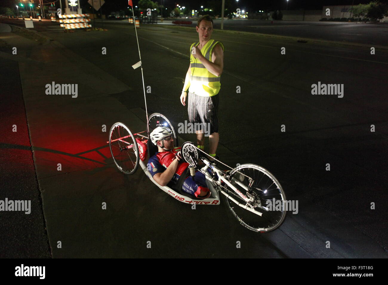 Steven Richardson, l'équipe de bataille en arrière, se prépare à des manèges de checkpoint 39 au cours de la Race Across America ultrmarathon course cycliste. La course qui a débuté le 12 juin dans la région de Oceanside, Californie s'achèvera à Annapolis, Maryland bataille dos est une équipe de guerriers blessés de l'armée britannique. David Barrow contribue à faciliter. Banque D'Images