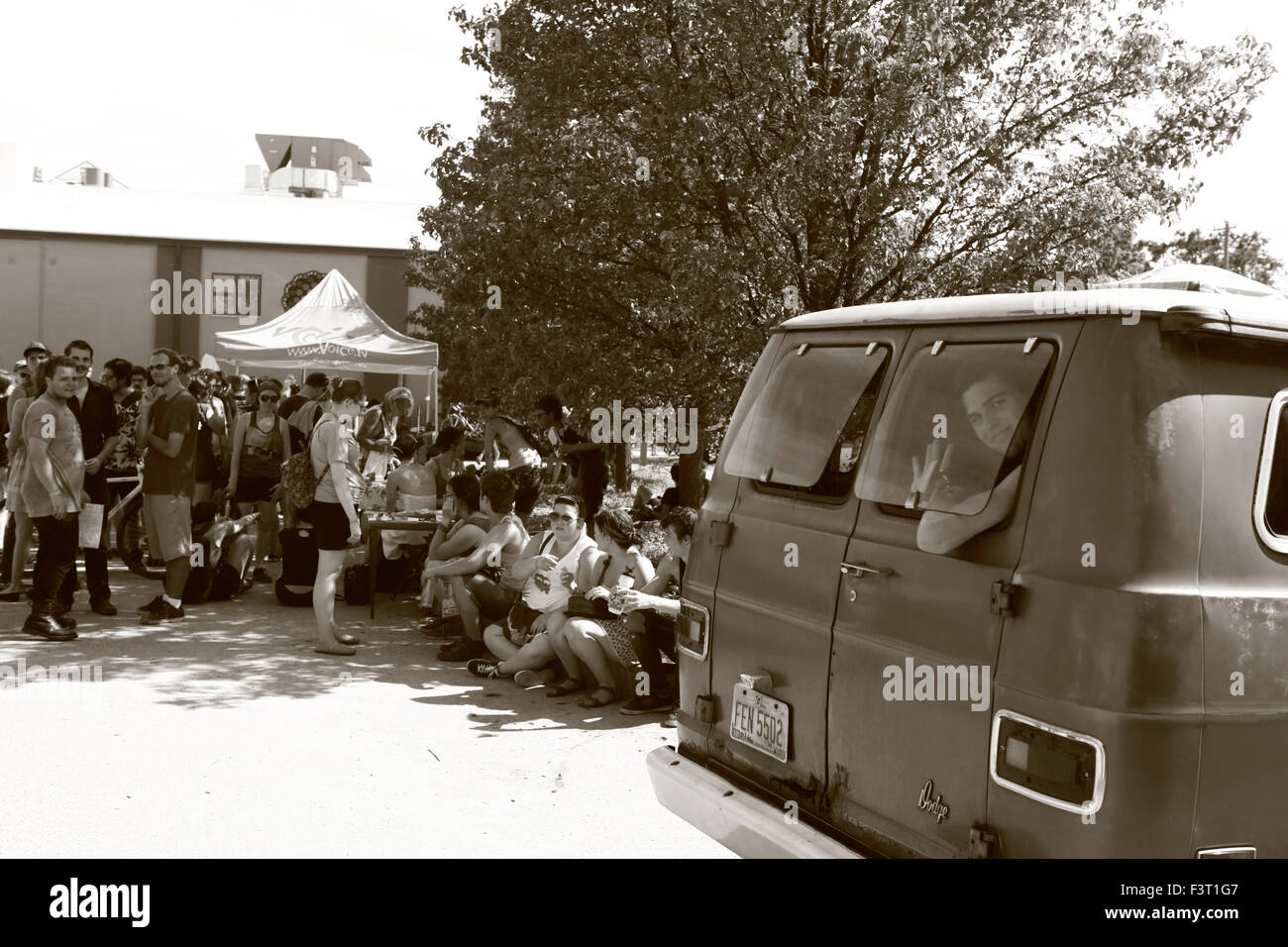 Un punk rocker les vagues pendant le 2012 Un monde-X Fest à Bloomington, Ind. l Un monde-X Fest, qui s'est du 22 au 24 juin a été une levée de fonds pour plusieurs organismes de bienfaisance et a attiré des dizaines de bandes et des centaines de fans de punk rock de partout aux États-Unis et dans le monde. Un monde-X Records (également connu sous le nom de PIX) est un label indépendant aux États-Unis. Le premier festival a eu lieu en 2004 pour célébrer le 10e anniversaire de l'étiquette. Les bandes au festival peut ou peut ne pas être sur l'étiquette. Banque D'Images