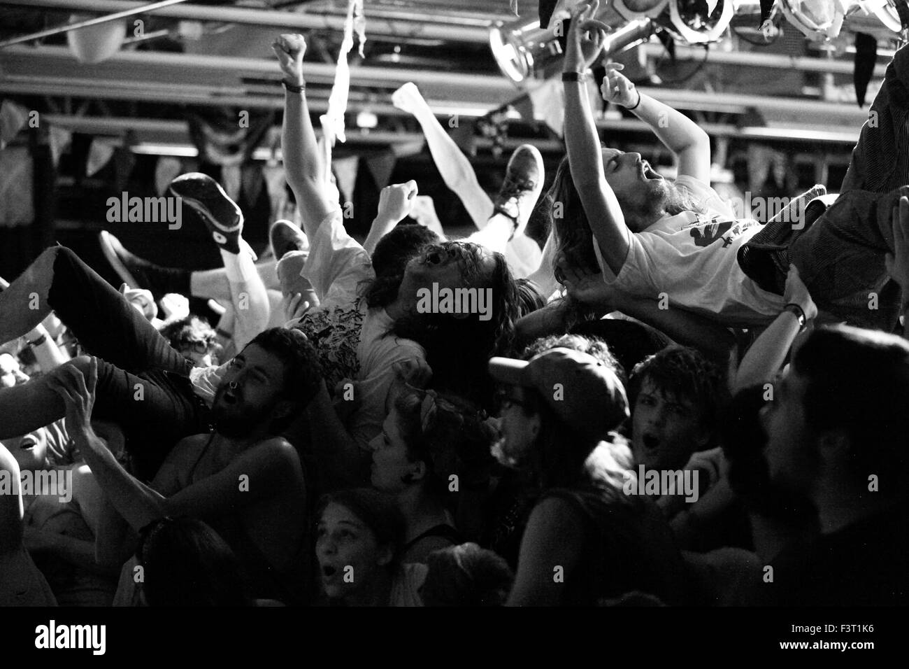 Fans de danse et de courage tout en défiant l'Ohio, de Bloomington, Ind., effectue au cours de la 2012 Un monde-X Fest à Bloomington, Ind. l Un monde-X Fest, qui s'est du 22 au 24 juin a été une levée de fonds pour plusieurs organismes de bienfaisance et a attiré des dizaines de bandes et des centaines de fans de punk rock de partout aux États-Unis et dans le monde. Un monde-X Records (également connu sous le nom de PIX) est un label indépendant aux États-Unis. Le premier festival a eu lieu en 2004 pour célébrer le 10e anniversaire de l'étiquette. Les bandes au festival peut ou peut ne pas être sur l'étiquette. Banque D'Images