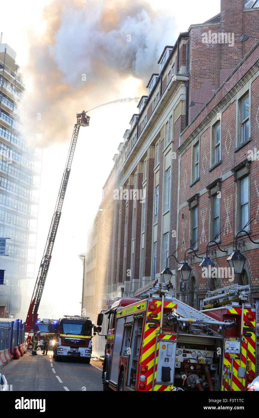 Un incendie majeur a commencé environ 13:00h à l'Université de Bristol chambres d'étudiants, 33 rue Colston, Bristol, Angleterre, 12 octobre 2015, abordé par Avon Fire & Rescue Services avec deux échelle de pompiers et plus de quatre autres moteurs. L'emplacement est entre la Colston Hall et Griffin Pub près de la jonction de Colston Street et Trenchard Street et ces routes ont été fermées pour les deux véhicules et les piétons. L'incendie a complètement détruit la totalité de la longueur du pavillon et du dernier étage. Crédit : Charles Stirling/Alamy Live News Banque D'Images