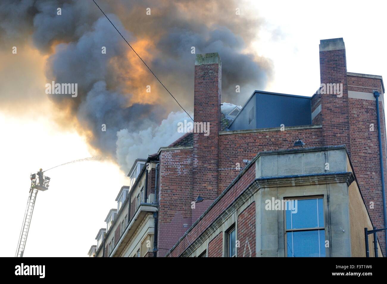 Un incendie majeur a commencé environ 13:00h à l'Université de Bristol chambres d'étudiants, 33 rue Colston, Bristol, Angleterre, 12 octobre 2015, abordé par Avon Fire & Rescue Services avec deux échelle de pompiers et plus de quatre autres moteurs. L'emplacement est entre la Colston Hall et Griffin Pub près de la jonction de Colston Street et Trenchard Street et ces routes ont été fermées pour les deux véhicules et les piétons. L'incendie a complètement détruit la totalité de la longueur du pavillon et du dernier étage. Crédit : Charles Stirling/Alamy Live News Banque D'Images