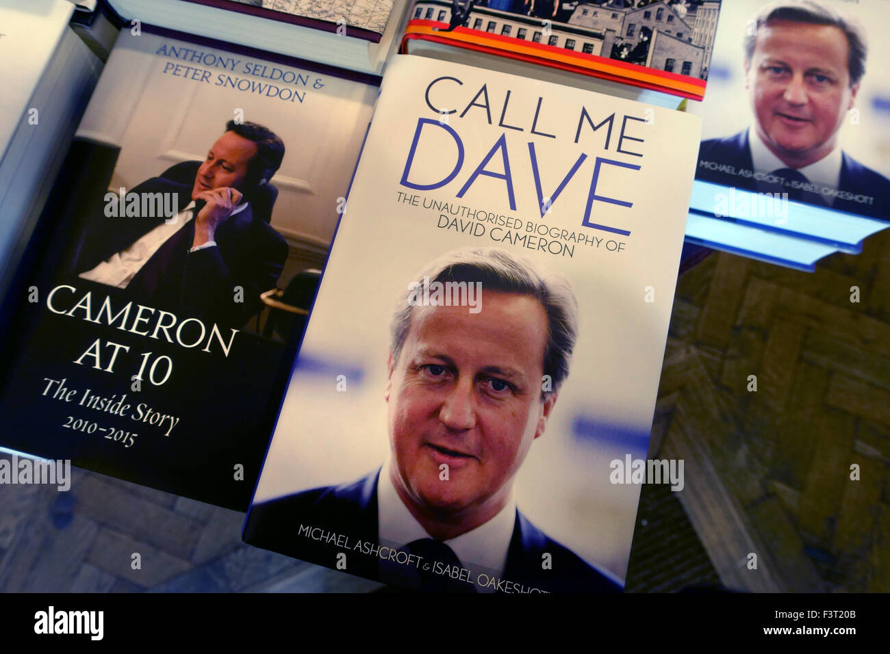 ""Appelez-moi Dave' Cameron biographie de Michael Ashcroft et Isobel Oakeshott en librairie, Londres Banque D'Images