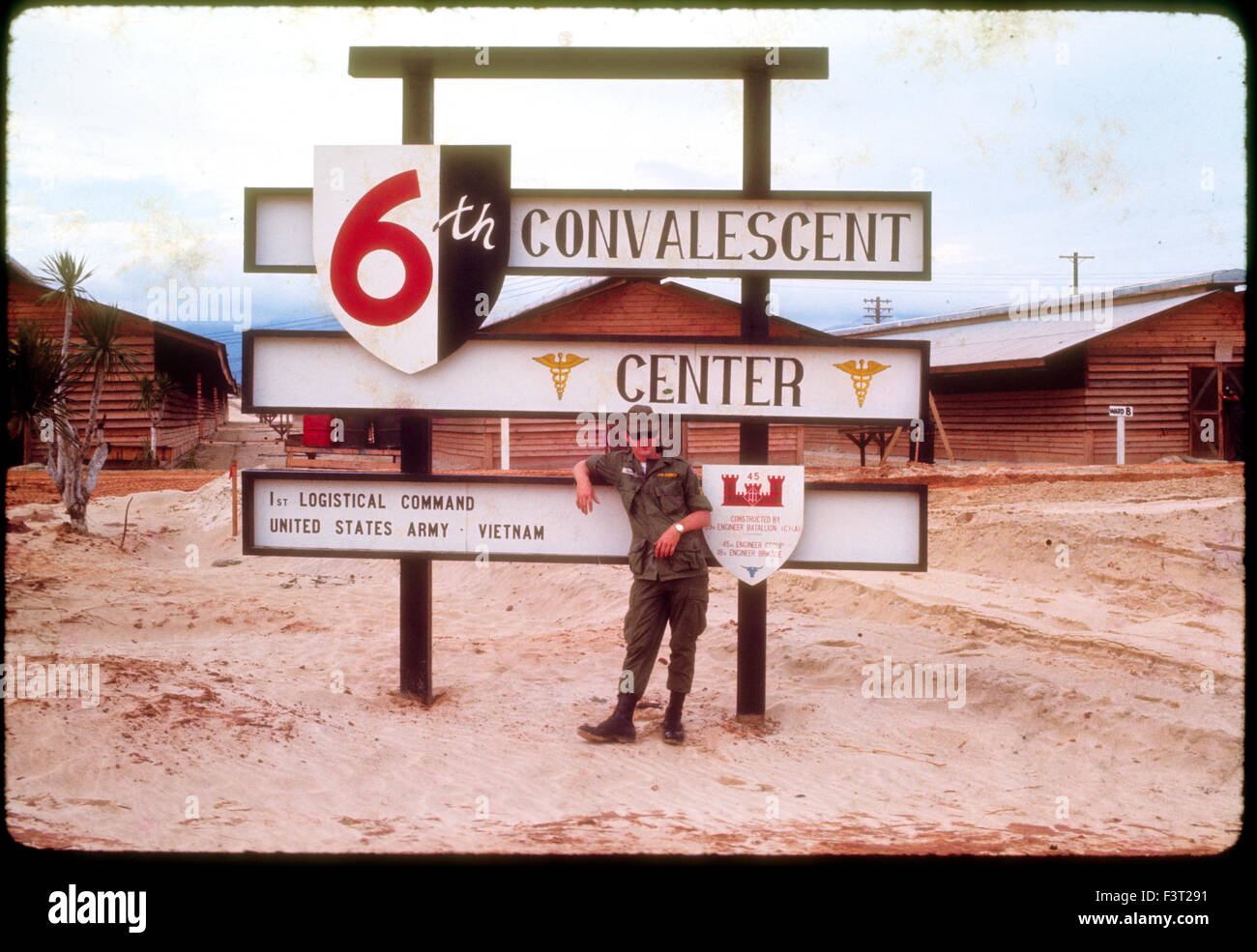 Un soldat américain de l'armée des États-Unis se trouve à côté de l'inscription pour le 6ème centre de convalescence à Cam Rahn Bay, une partie de la 1ère commande Logistique, pendant la guerre du Vietnam. Banque D'Images