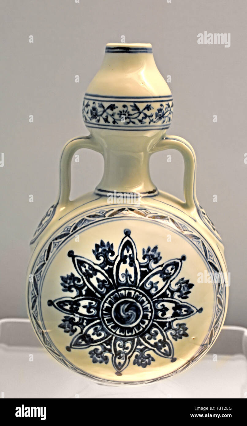 Oblated Pot avec deux oreilles et Jingdezhen sous glaçure ware Xuande règne 1426 - 1435 Annonce de la dynastie Ming, Musée de Shanghai de l'ancien art chinois Chine Banque D'Images