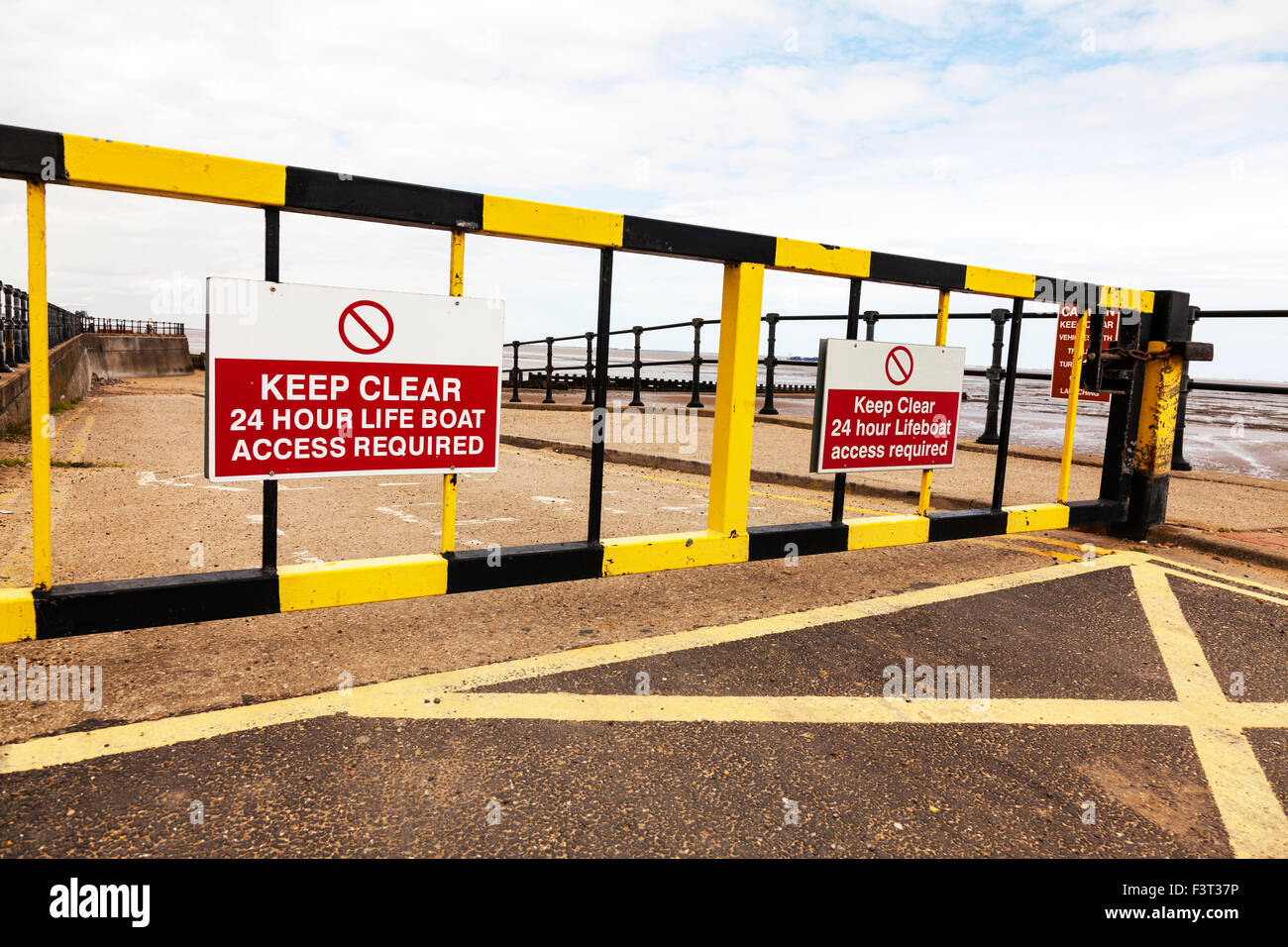 L'accès de sauvetage garder signe clair sur la plage Cleethorpes de halage barrière UK Angleterre Banque D'Images