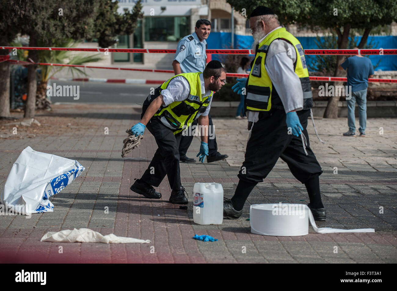 Jérusalem. 12 octobre, 2015. Le personnel de travail israélienne nettoyer les taches de sang sur le siège de la police israélienne à Jérusalem, le 12 octobre, 2015. Une Arabe a poignardé un garde frontière israélien près du quartier général de la Police israélienne, le lundi et le blessant légèrement. L'assaillant a été surmonté par des policiers israéliens. Crédit : Li Rui/Xinhua/Alamy Live News Banque D'Images