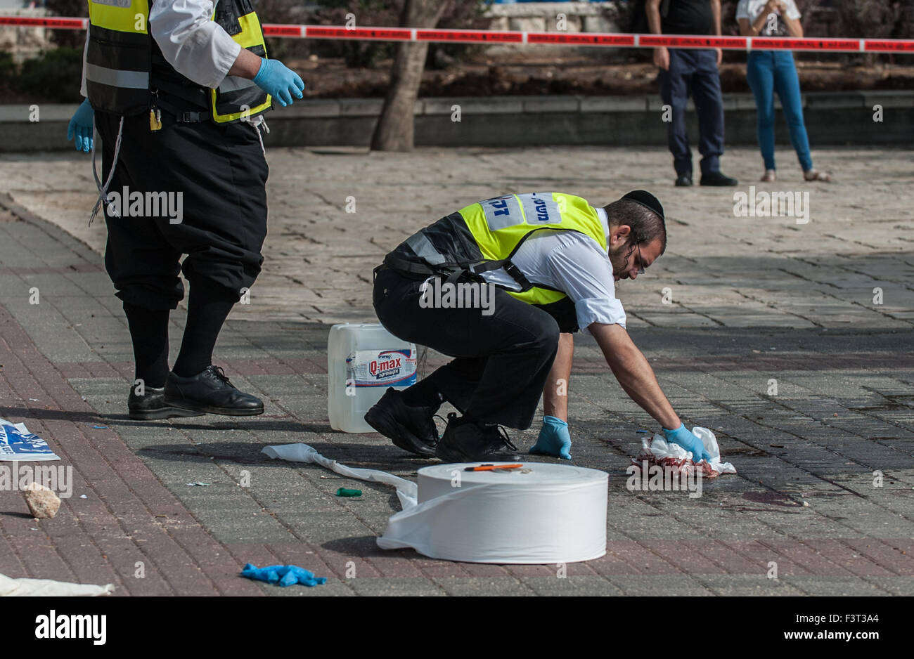 Jérusalem. 12 octobre, 2015. Le personnel de travail israélienne nettoyer les taches de sang sur le siège de la police israélienne à Jérusalem, le 12 octobre, 2015. Une Arabe a poignardé un garde frontière israélien près du quartier général de la Police israélienne, le lundi et le blessant légèrement. L'assaillant a été surmonté par des policiers israéliens. Crédit : Li Rui/Xinhua/Alamy Live News Banque D'Images