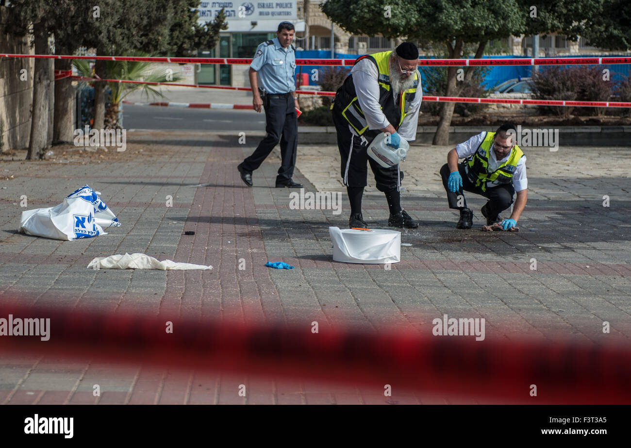 Jérusalem. 12 octobre, 2015. Le personnel de travail israélienne nettoyer les taches de sang sur le siège de la police israélienne à Jérusalem, le 12 octobre, 2015. Une Arabe a poignardé un garde frontière israélien près du quartier général de la Police israélienne, le lundi et le blessant légèrement. L'assaillant a été surmonté par des policiers israéliens. Crédit : Li Rui/Xinhua/Alamy Live News Banque D'Images