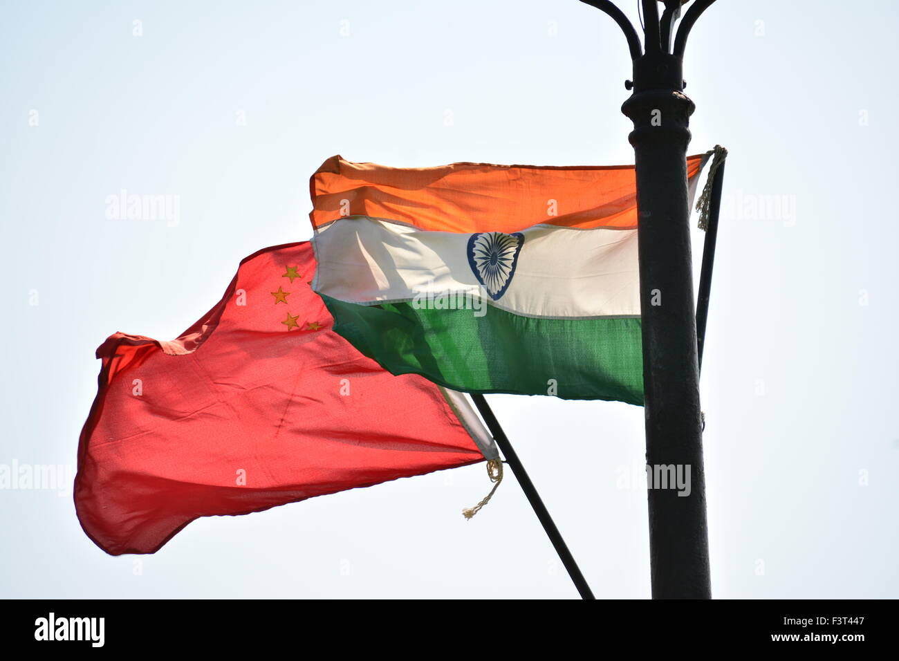 Drapeau chinois et indiens sur poll Banque D'Images
