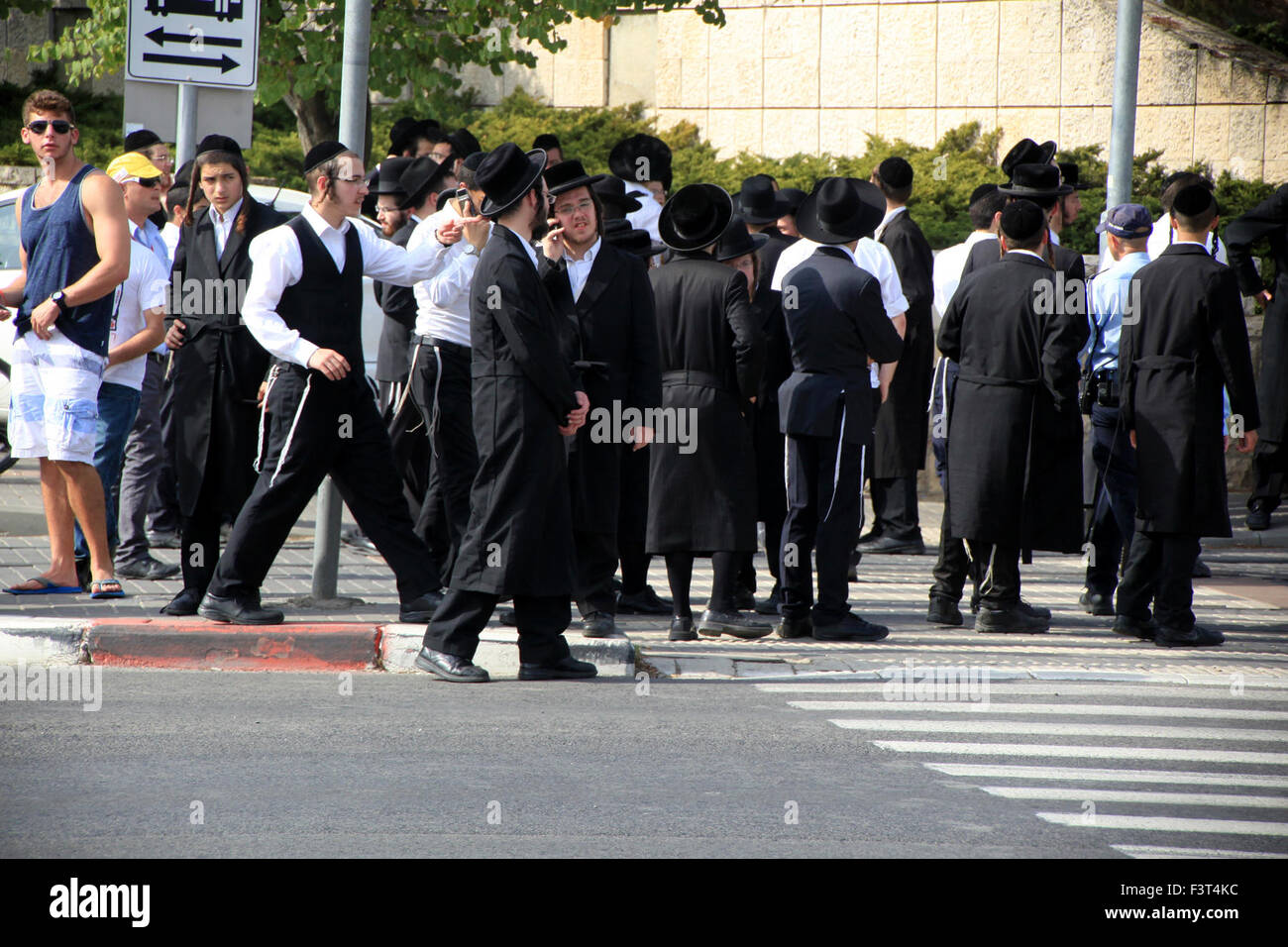 Jérusalem, Jérusalem, territoire palestinien. 12 octobre, 2015. Les juifs ultra-orthodoxes sondage regarder la scène d'un poignard à Jérusalem le 12 octobre 2015. Les Palestiniens à l'escalade de la rythme de poignarder des attaques dans la région de Jérusalem, lundi, et la police israélienne a abattu deux des agresseurs présumés dans le pire sort de la violence de rue pour les années de crédit : Mahfouz Abu Turk/APA/Images/fil ZUMA Alamy Live News Banque D'Images