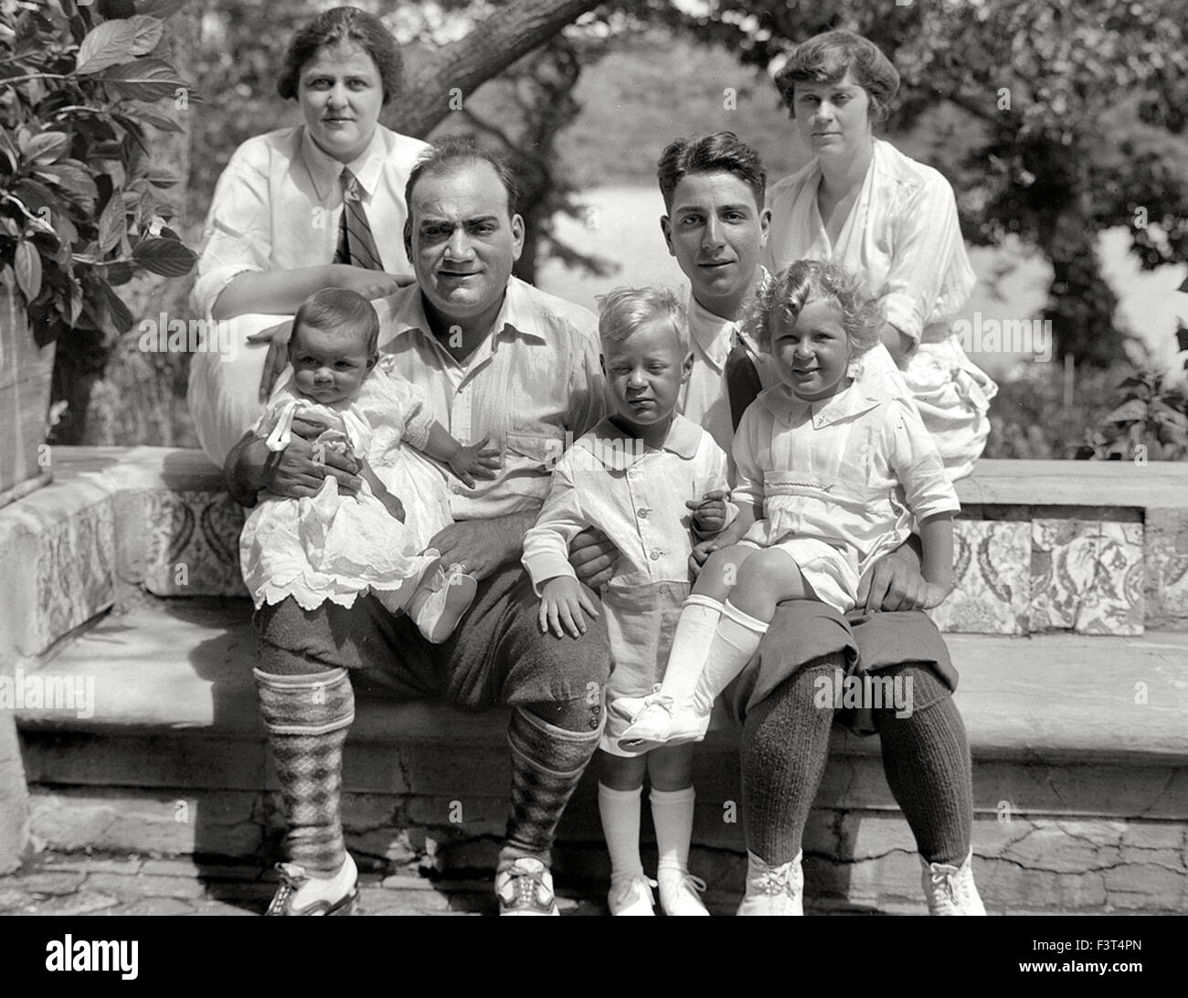 ENRICO CARUSO (1873-1921) ténor italien avec sa famille vers 1920. Son  épouse Dorothy est assis derrière lui pendant qu'il détient leur jeune  fille Gloria. À côté de lui je s son fils