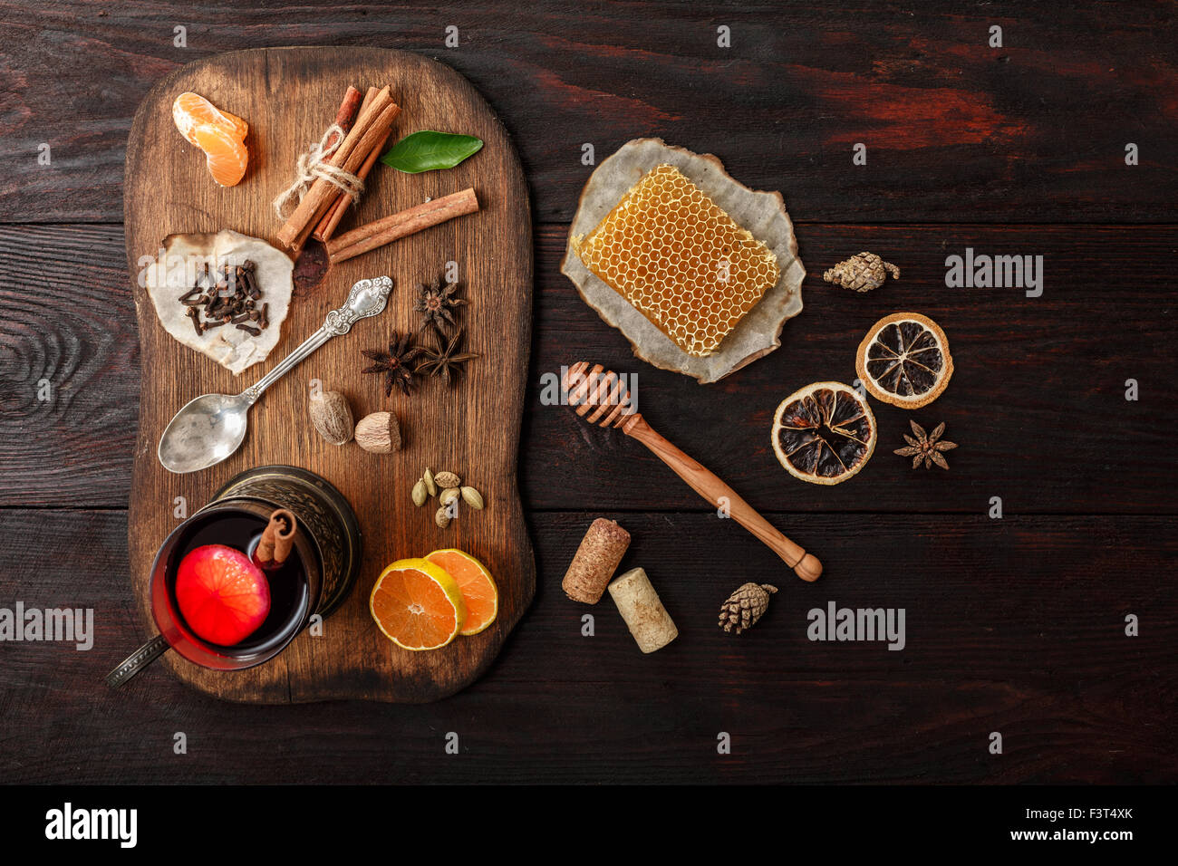 Verre de vin chaud (poinçon) Porte-verre en servi sur plaque en bois avec des épices sur la table en bois sombre. Vue d'en haut Banque D'Images