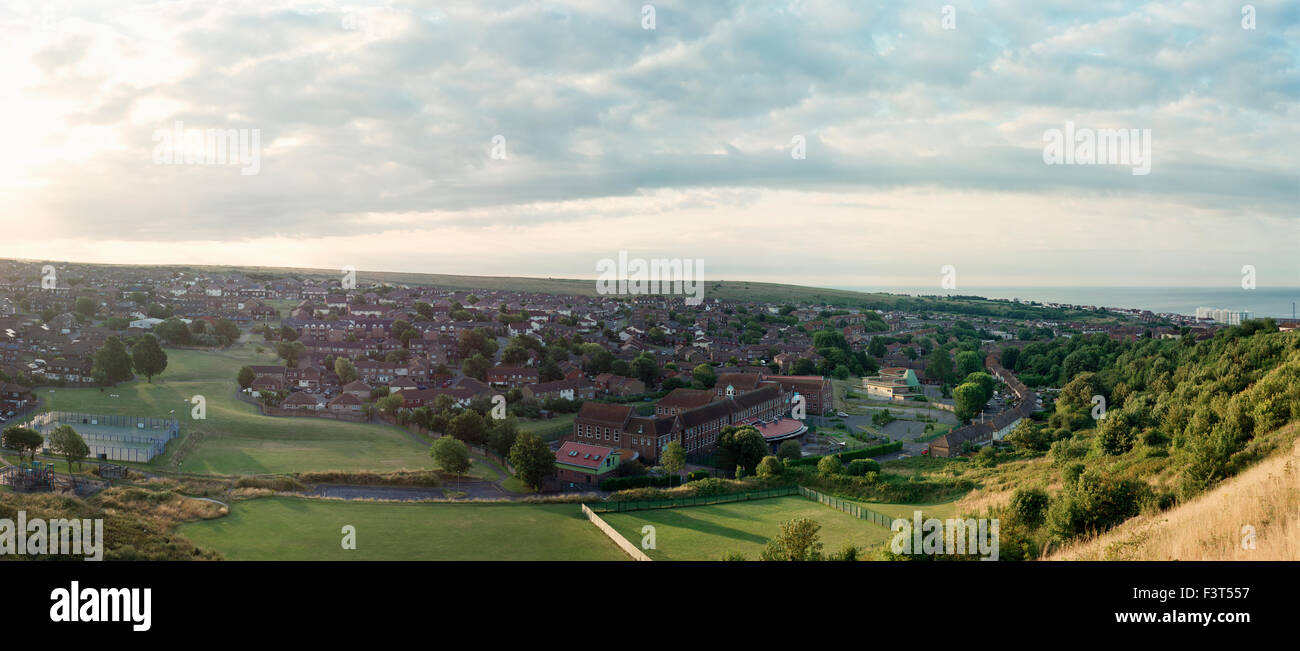 Panorama de Whitehawk Housing Estate, Brighton, Downs et lointain, la mer au petit matin. Banque D'Images