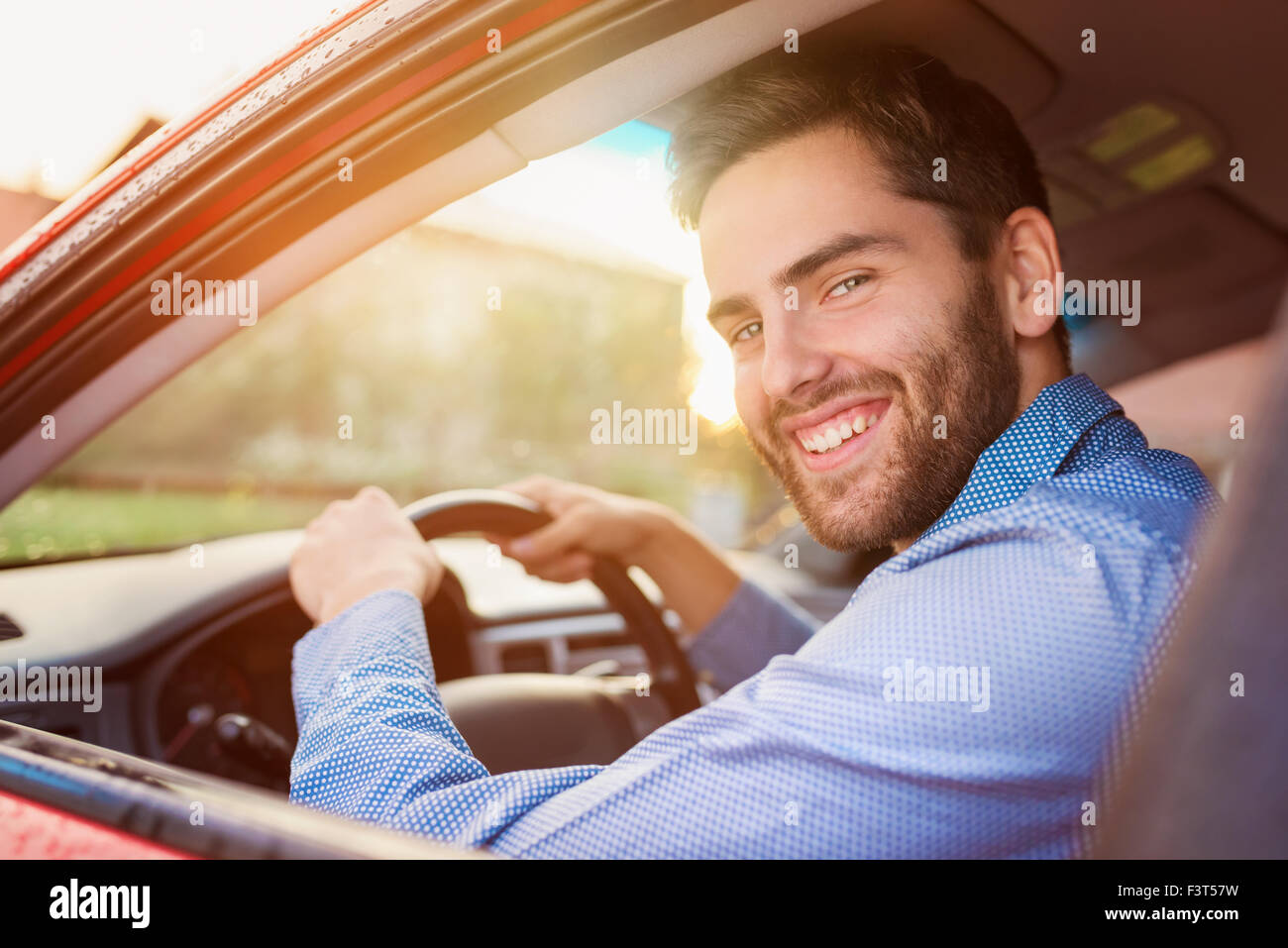 Man driving a car Banque D'Images