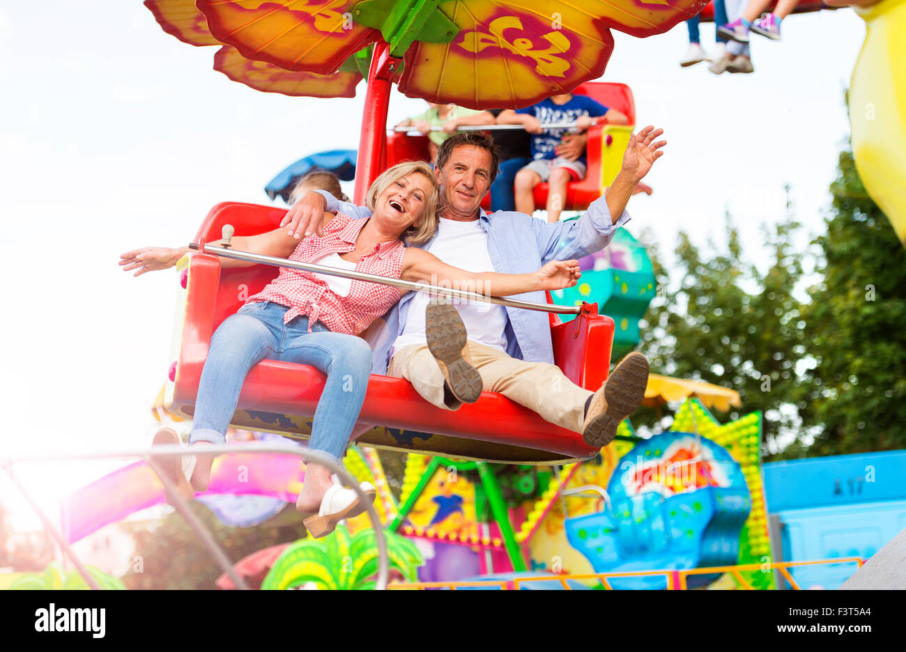 Senior couple in amusement park Banque D'Images