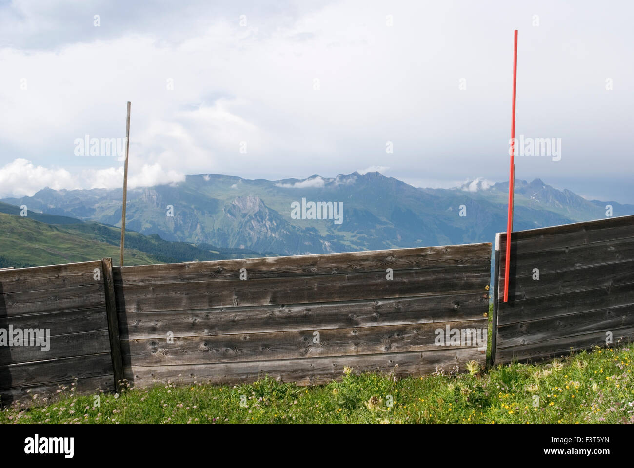 Barrière en bois Banque de photographies et d'images à haute résolution -  Alamy