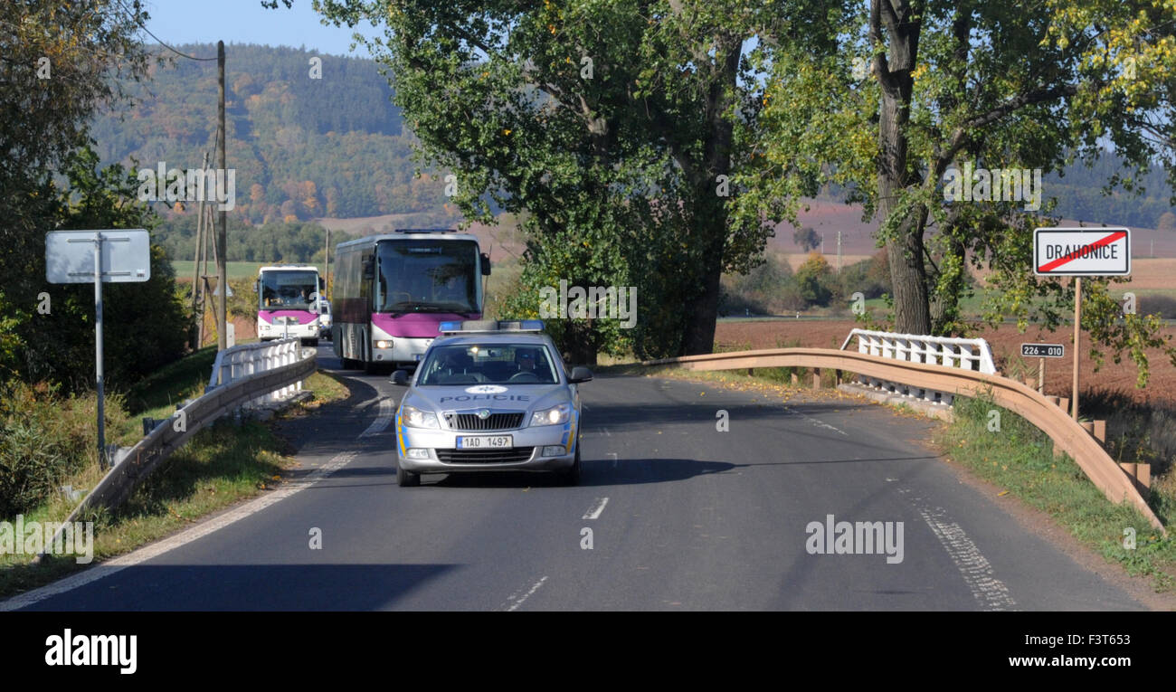 Drahonice, République tchèque. 12 octobre, 2015. Environ 80 migrants arrivent à une installation de réfugiés dans la région de Ustecky, Drahonice, la République tchèque, le lundi 12 octobre, 2015. Credit : Libor Zavoral/CTK Photo/Alamy Live News Banque D'Images