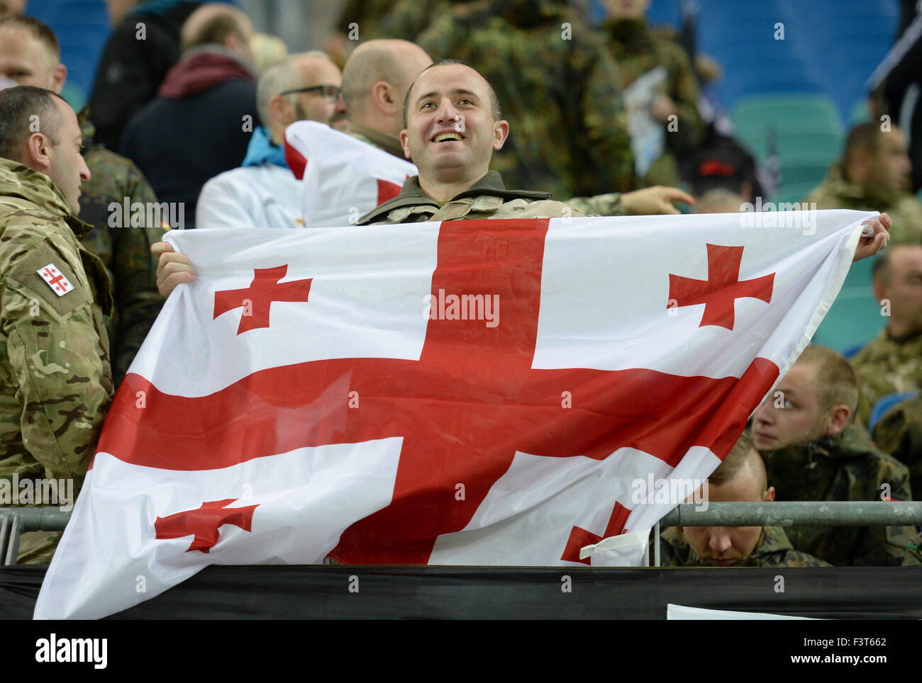 Leipzig, Allemagne. Oct 11, 2015. Soldats géorgiens en Allemagne pour un cours de formation voir l'UEFA EURO 2016 match de qualification entre l'Allemagne et la Géorgie dans l'arène à Leipzig, Allemagne, 11 octobre 2015. Photo : HENDRIK SCHMIDT/dpa/Alamy Live News Banque D'Images