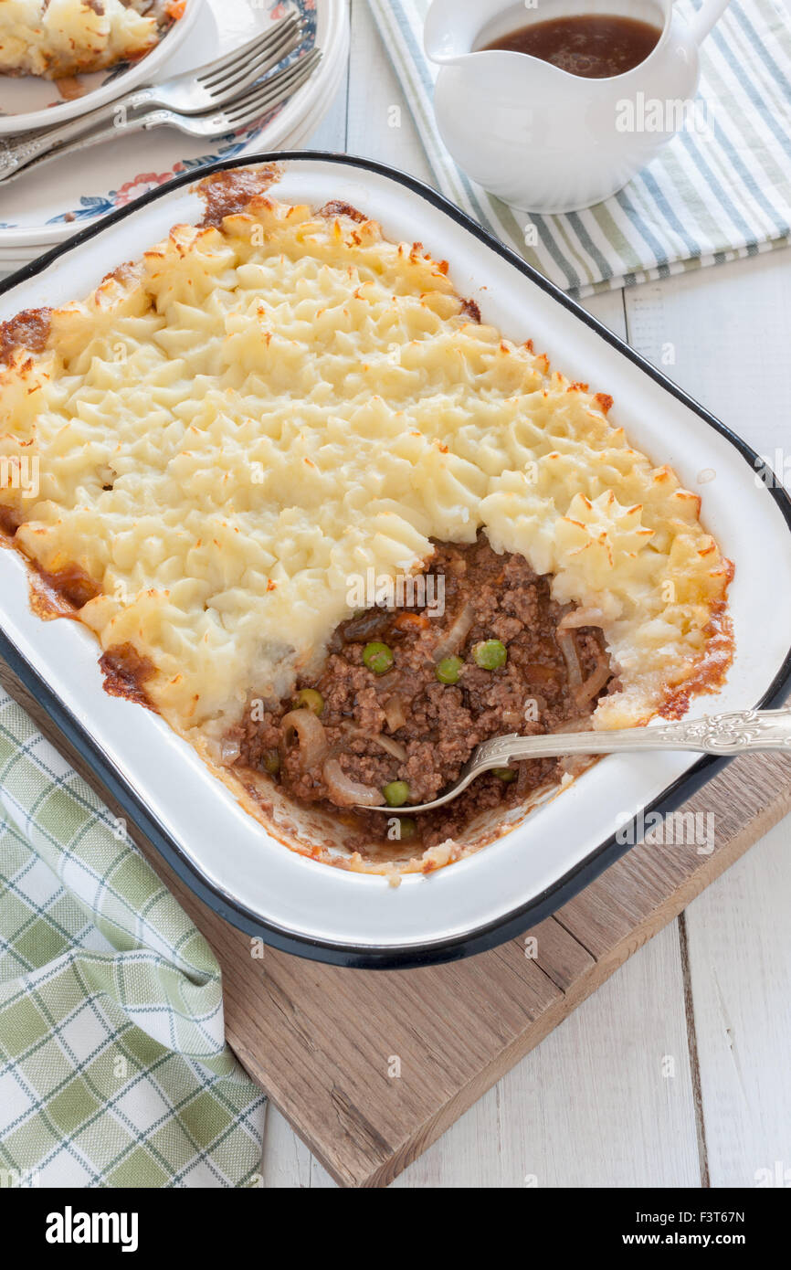 Cottage Pie ou un hachis parmentier tarte de viande et de légumes avec une garniture de purée de pommes de terre Banque D'Images