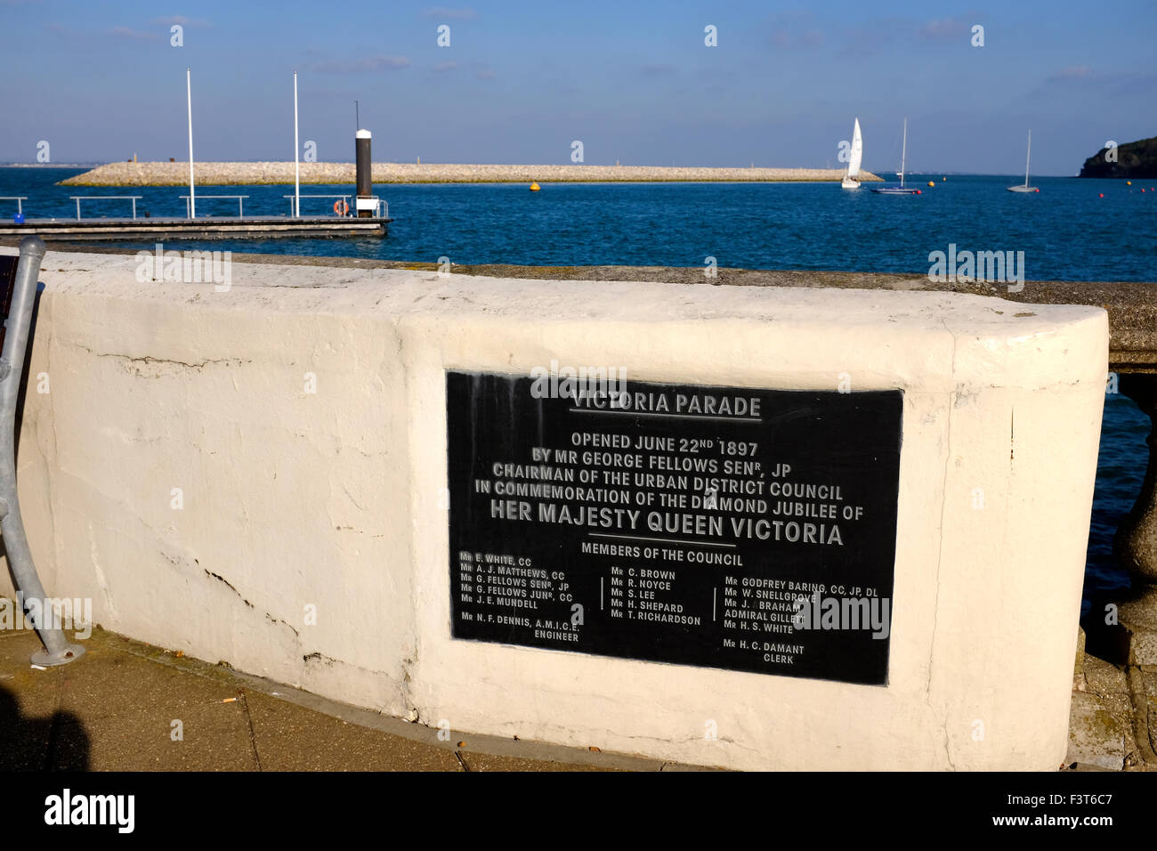Plaque commémorant l'open de Victoria Parade sur parade célèbre front de Cowes le jubilé de diamant de la reine Victoria le 22 juin 1897 avec un nouveau brise-lame en arrière-plan à l'île de plaque commémorant l'open de Victoria Parade sur parade célèbre front de Cowes le jubilé de diamant de la reine Victoria le 22 juin 1897 avec un nouveau brise-lame en arrière-plan Ile de Wight Angleterre UK Banque D'Images