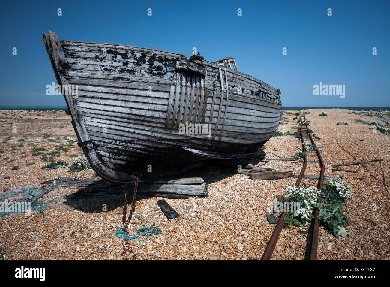 Bateau de pêche abandonnés sur la plage de galets, Dungeness, Kent, England, UK Banque D'Images