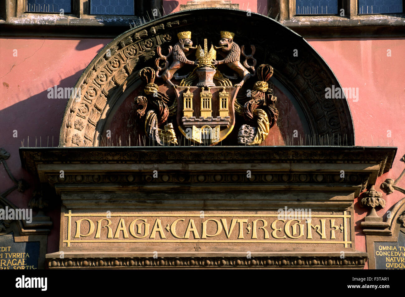 République tchèque, Prague, Staromestske Namesti, ancien hôtel de ville, détail de porte Banque D'Images