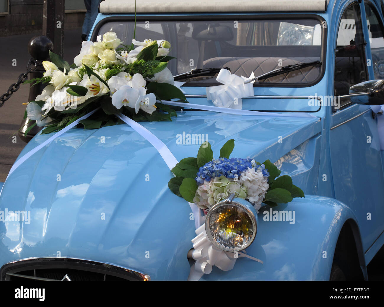 2 CV Citroen fleurs pour un mariage,Paris,France Banque D'Images