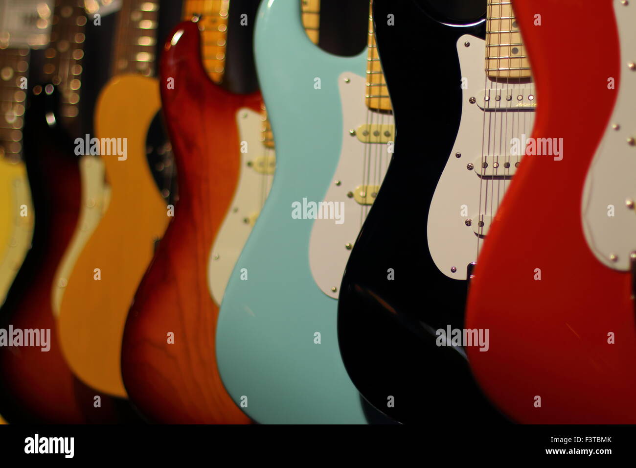 L'aile classique Stratocasters et Telecasters alignés dans une rangée. Banque D'Images