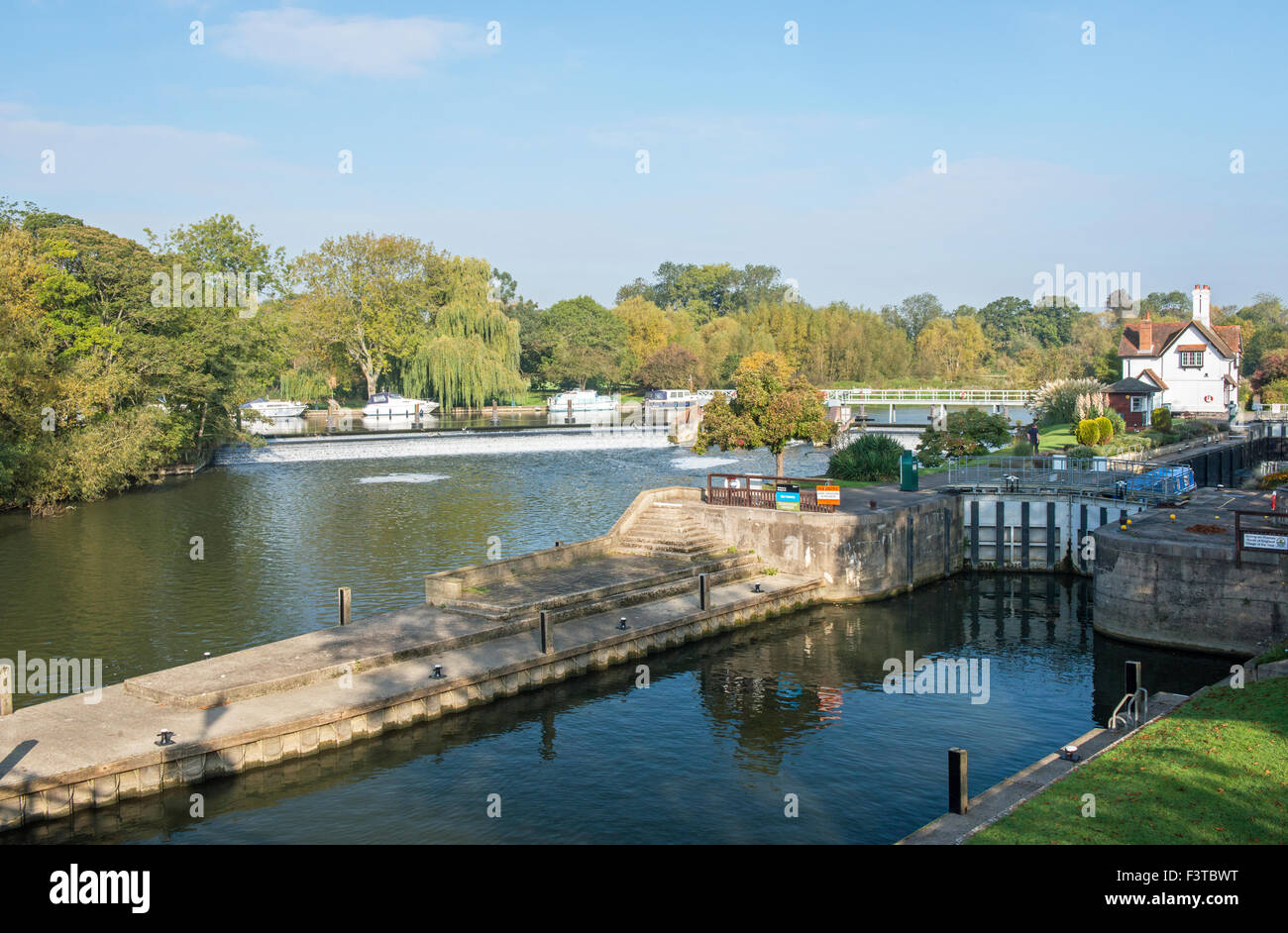 Tamise et Weir vu de Goring on Thames, Oxfordshire, Angleterre du Sud sur une journée d'octobre ensoleillée Banque D'Images