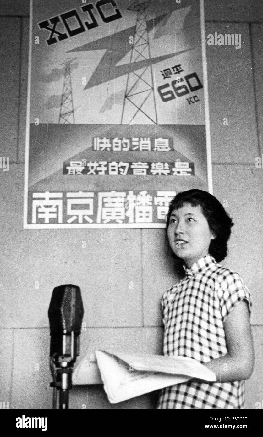 La guerre sino japonaise JAPONAISE 1931-1945 news reader ) à propos de 1942. L'affiche porte le signe d'appel de la station fréquence 660 XOJC, K.C. et le slogan "Dernières nouvelles et meilleure musique. Nankin Central Broadcasting Station'. Banque D'Images