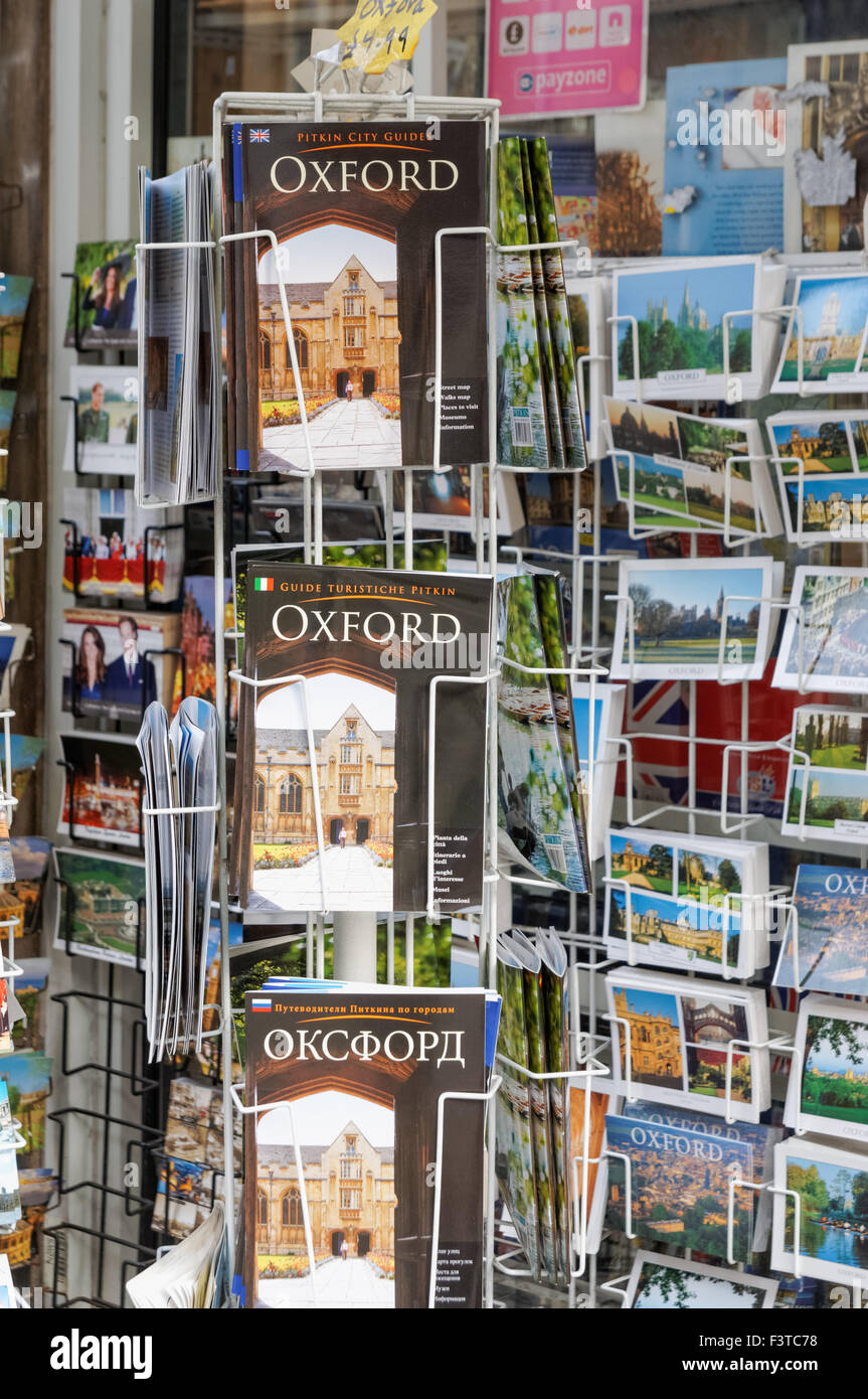Carte postale et les racks de souvenirs à Oxford Oxfordshire England Royaume-Uni UK Banque D'Images