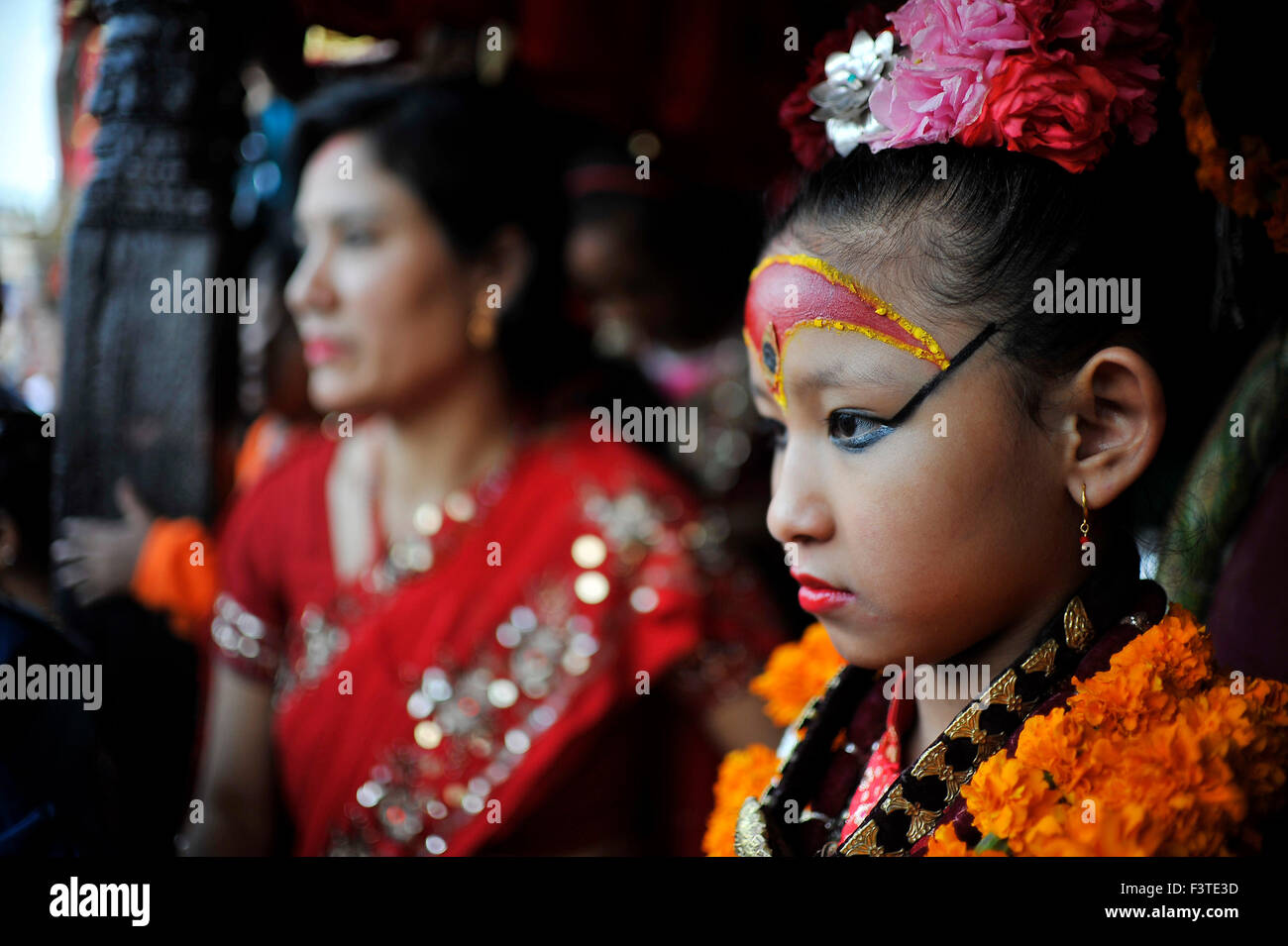 Katmandou, Népal. 12 octobre, 2015. Déesse vivante de Patan, Unikia Bajracharya, se présente le célébration de Bhoto Jatra festival à Jawalakhel. Les deux personnes hindoues et bouddhistes Newar de célébrer la communauté Machhindranath char tirant juste, qui est connu comme le plus long juste dans la vallée de Katmandou. Le gouvernement avait annoncé un jour férié le 12 octobre, pour le Machchhindranath Bhoto Jatra cette année. Credit : Narayan Maharjan/Pacific Press/Alamy Live News Banque D'Images