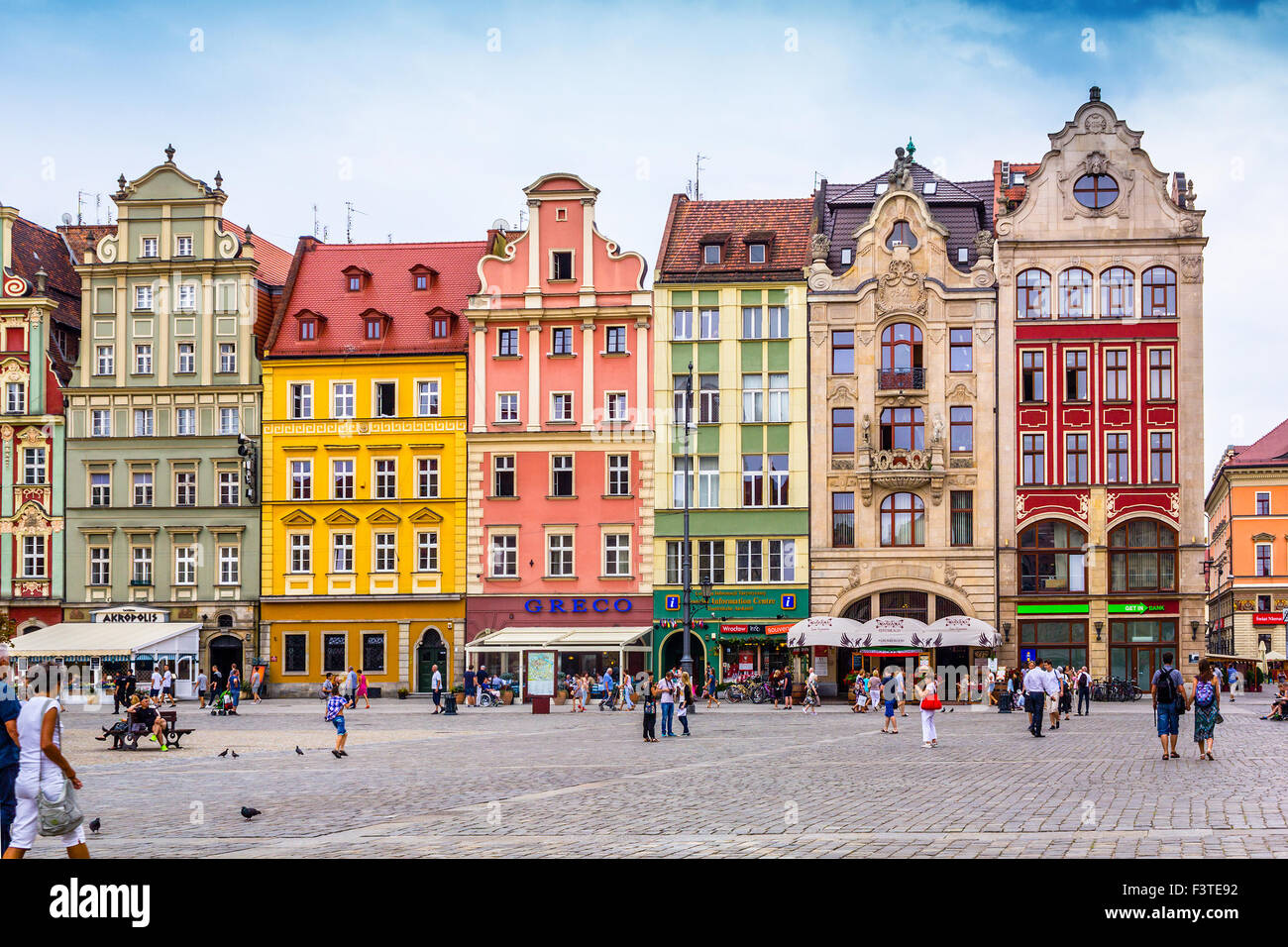 Belles maisons de cour et les touristes à pied la Place du Vieux Marché à Wroclaw, Pologne Banque D'Images