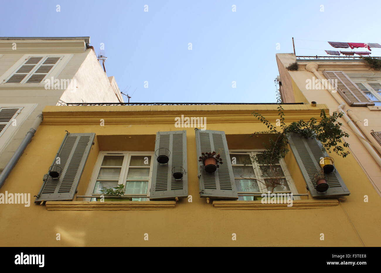 Marseille, Rue de la vieille ville avec vue sur les pots de fleurs en Panier Banque D'Images