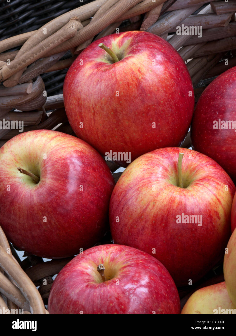 Pommes de gala dans le panier en osier de la ferme exposé pour vente Banque D'Images