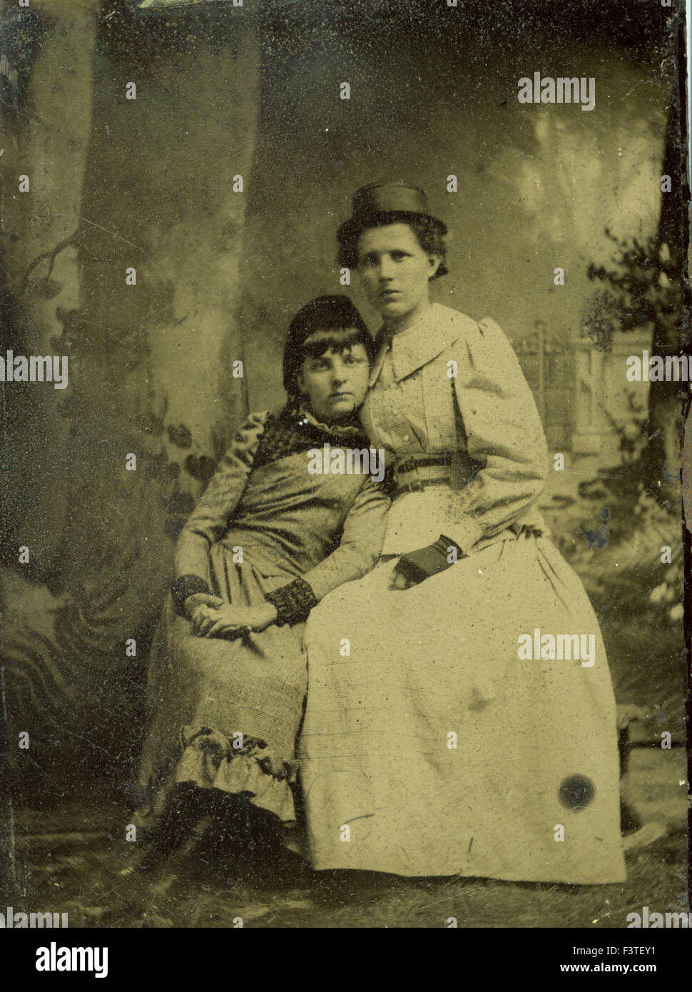 Mère et fille en robe lors d'une séance photo qui a produit une photographie de type d'étain à la fin des années 1800 aux États-Unis d'Amérique. Banque D'Images