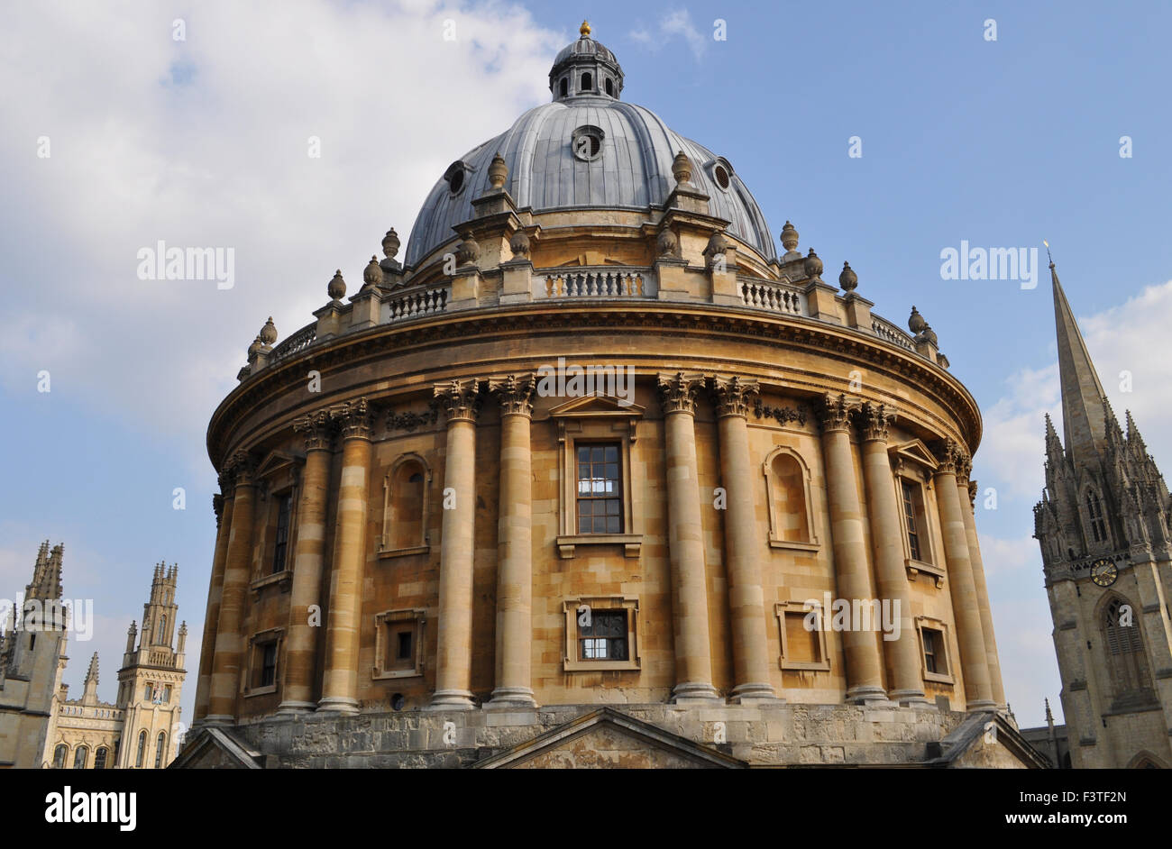 La Radcliffe Camera, avec clocher d'église de l'Université de St Marie la Vierge, et de l'All Souls College, Université d'Oxford, Angleterre Banque D'Images
