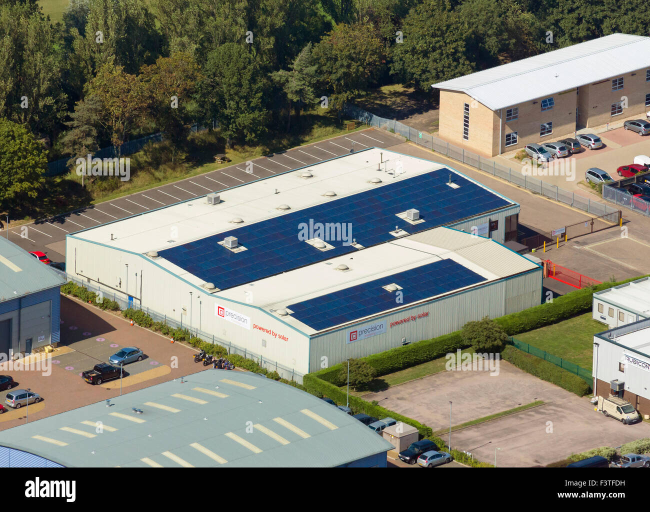 Des panneaux solaires photovoltaïques sur le toit de l'usine Banque D'Images