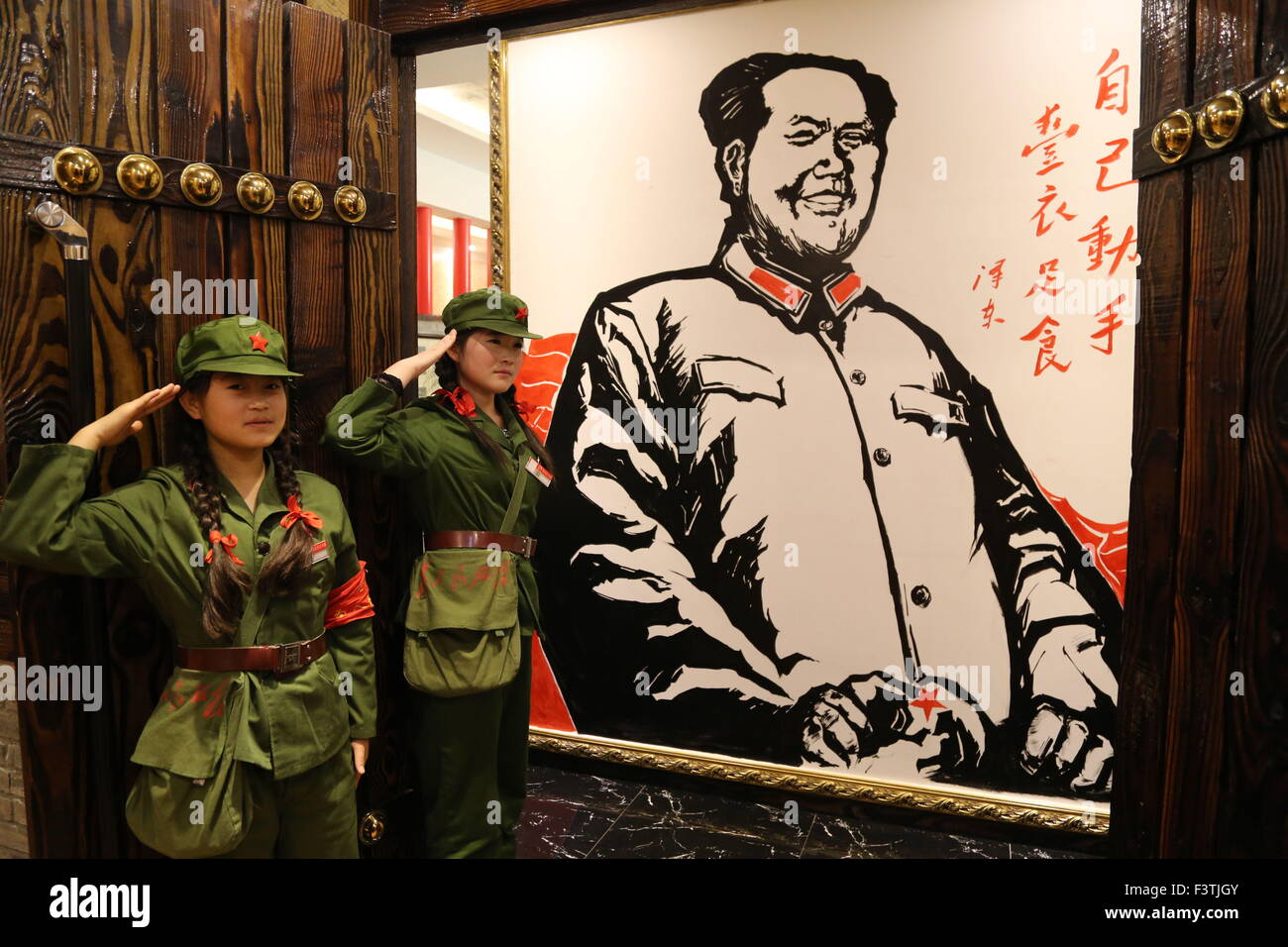 Lanzhou, Gansu, CHN. Oct 11, 2015. Dunhuang, CHINE - 11 octobre 2015 : (usage éditorial uniquement. Les employés de la Chine) de la sex-pot appeler les clients comme le camarade, le comité de village hall en tant que menu, comme révolutionnaire, le compteur dès que l'alimentation et boissons, coupon d'alcool comme arme, comme l'aire de l'épreuve des balles, et des portraits et citations de Mao sont affichées sur le mur. Et les serveuses et la danse pour chanter des chants révolutionnaires et quand costomers ont des repas. © SIPA Asie/ZUMA/Alamy Fil Live News Banque D'Images